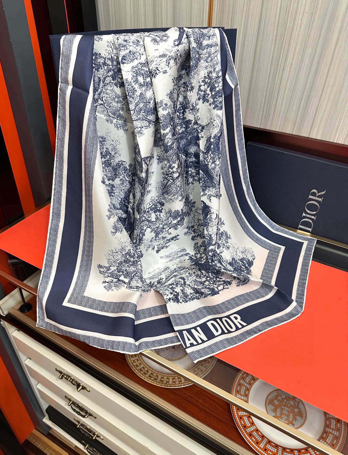 。Dior 印花方巾 2025【18姆米双面同色】庆祝Sauvage 茹伊印花这款方巾以经典的 Sauv