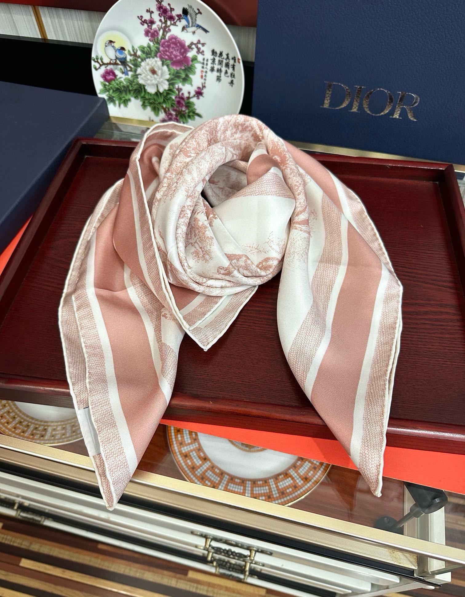 。Dior 印花方巾 2025【18姆米双面同色】庆祝Sauvage 茹伊印花这款方巾以经典的 Sauv