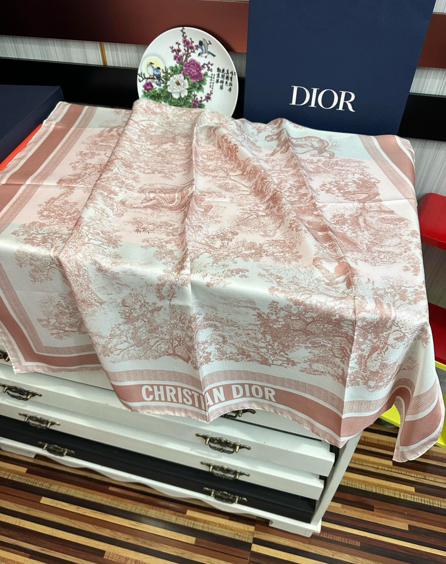 。Dior 印花方巾 2025【18姆米双面同色】庆祝Sauvage 茹伊印花这款方巾以经典的 Sauv