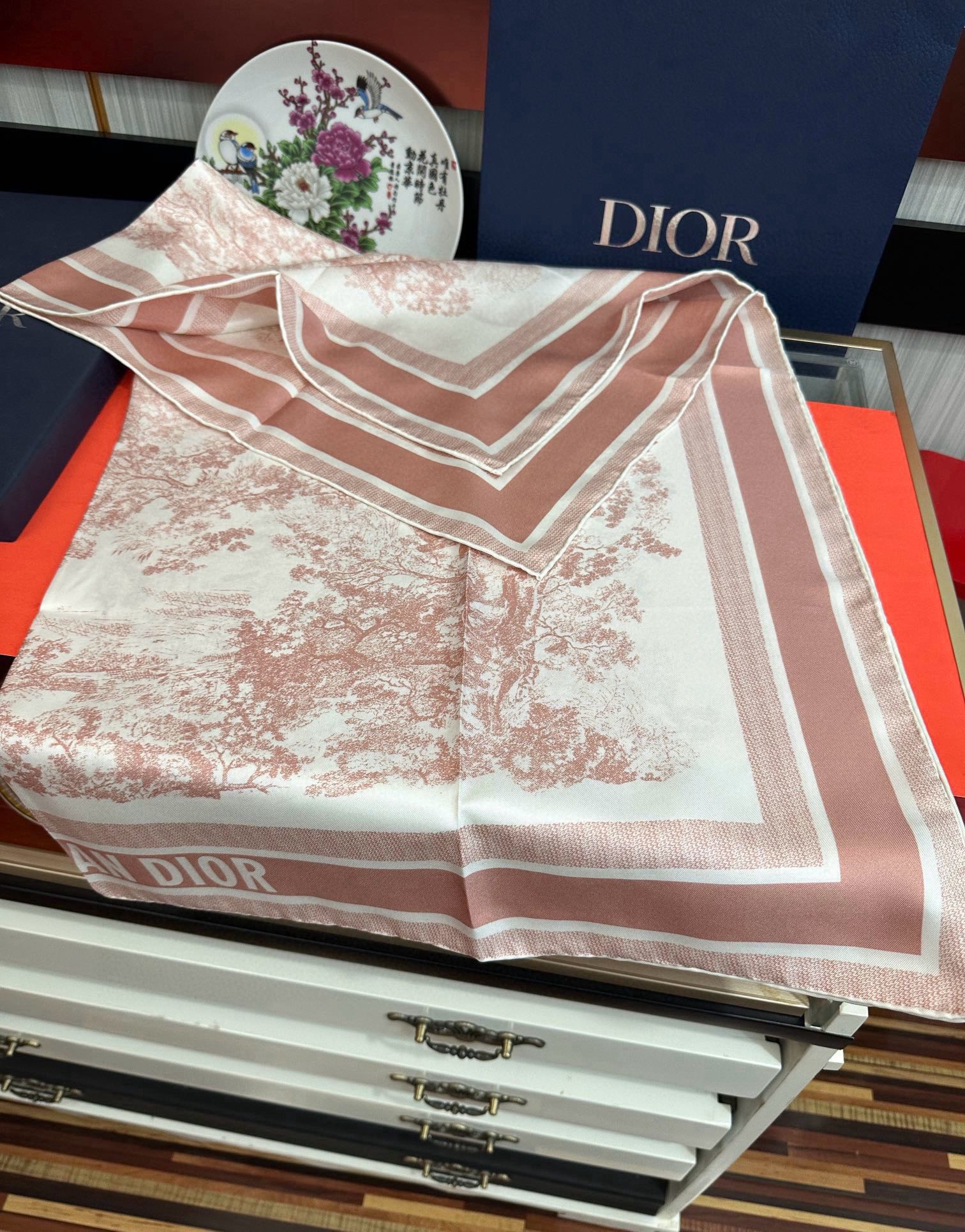 。Dior 印花方巾 2025【18姆米双面同色】庆祝Sauvage 茹伊印花这款方巾以经典的 Sauv
