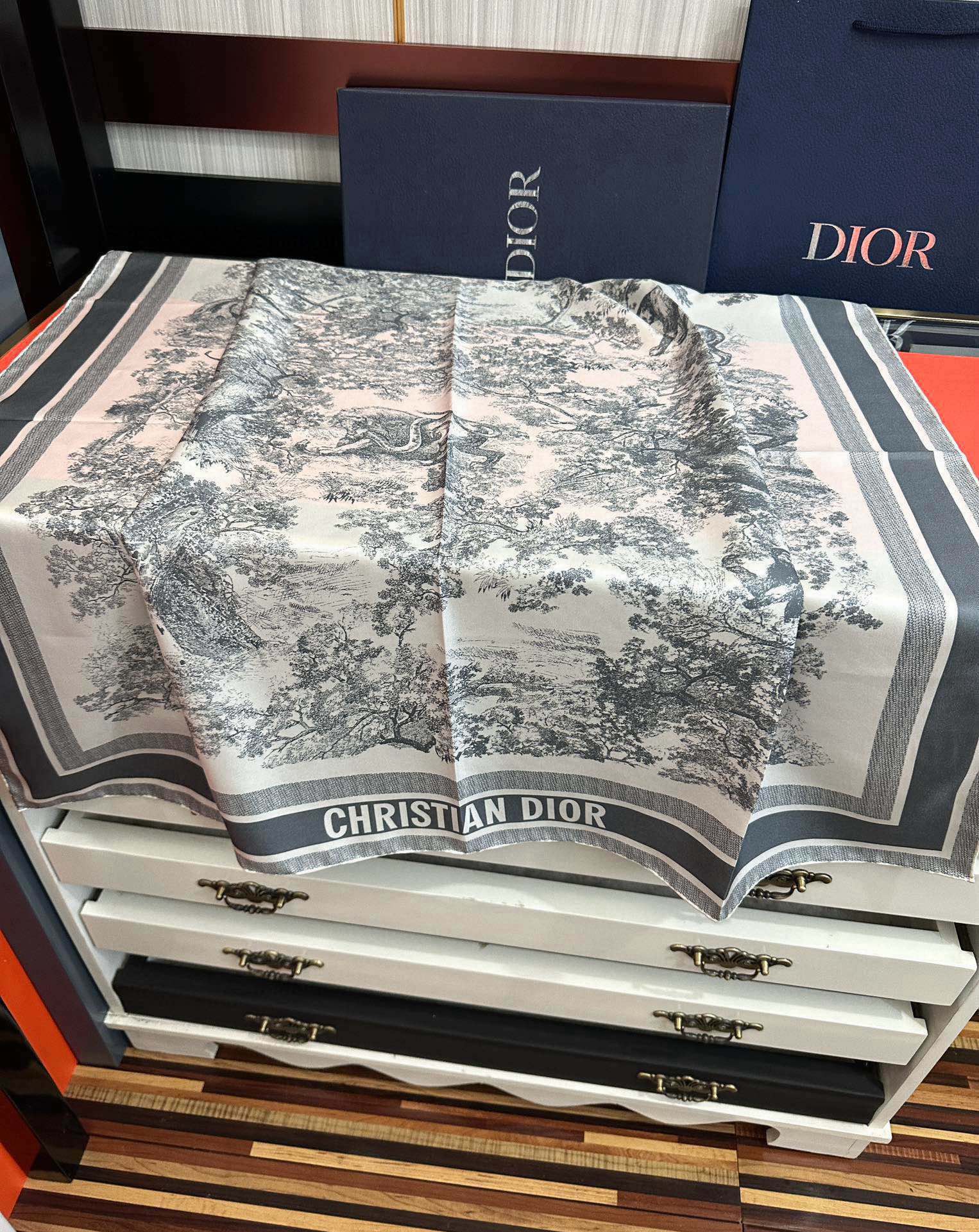 。Dior 印花方巾 2025【18姆米双面同色】庆祝Sauvage 茹伊印花这款方巾以经典的 Sauv