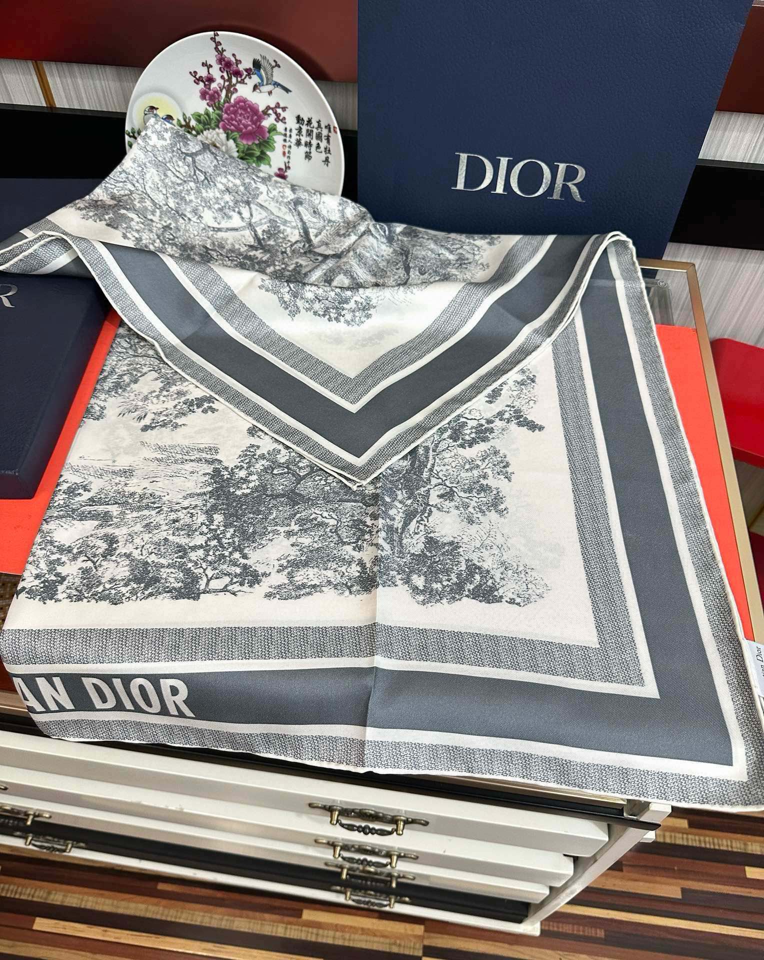 。Dior 印花方巾 2025【18姆米双面同色】庆祝Sauvage 茹伊印花这款方巾以经典的 Sauv