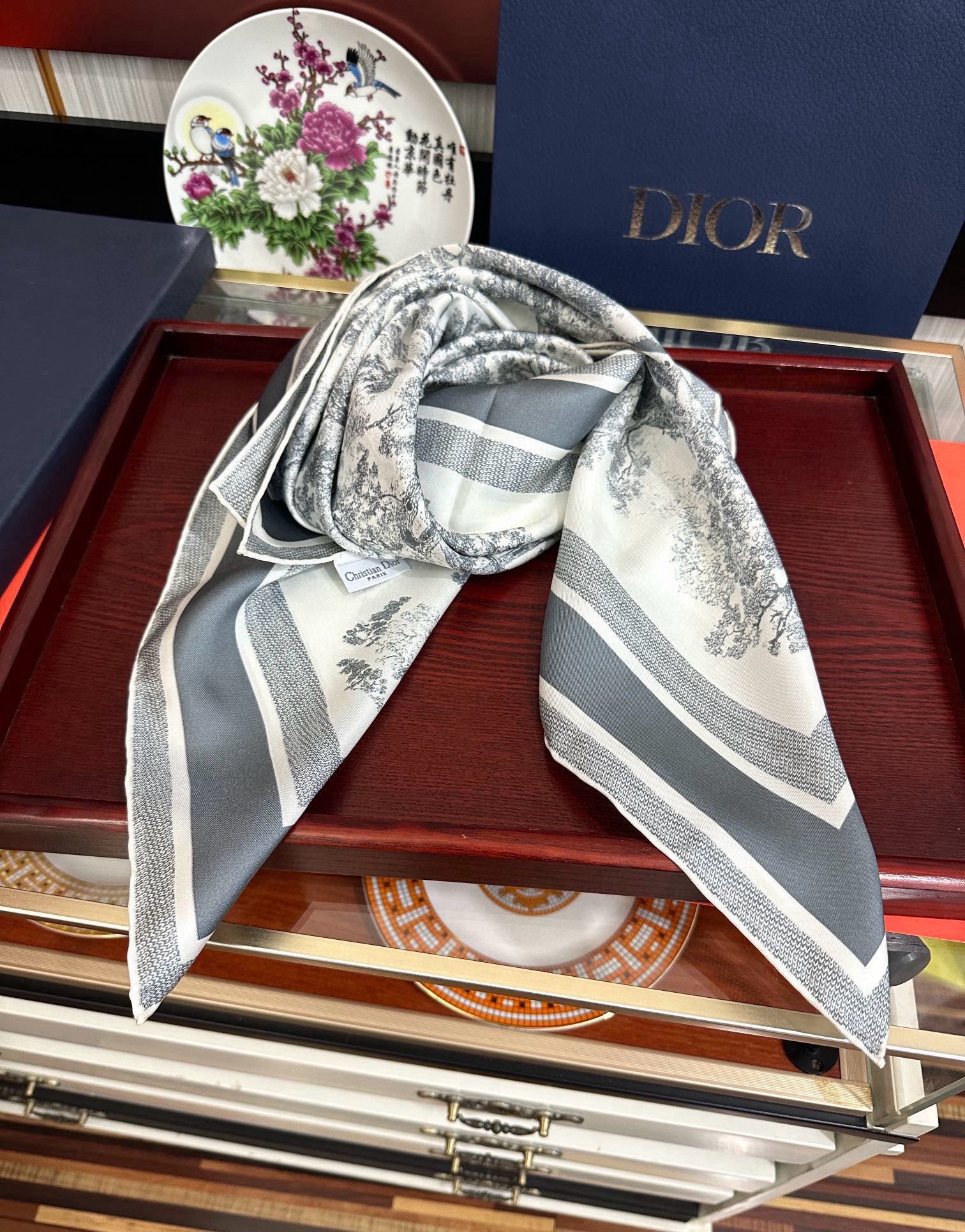 。Dior 印花方巾 2025【18姆米双面同色】庆祝Sauvage 茹伊印花这款方巾以经典的 Sauv