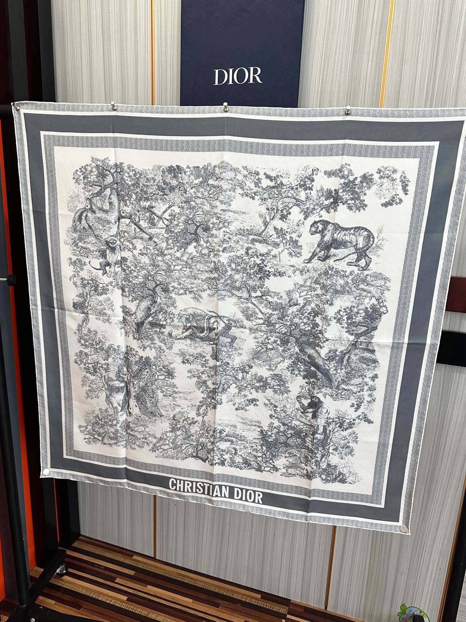 。Dior 印花方巾 2025【18姆米双面同色】庆祝Sauvage 茹伊印花这款方巾以经典的 Sauv
