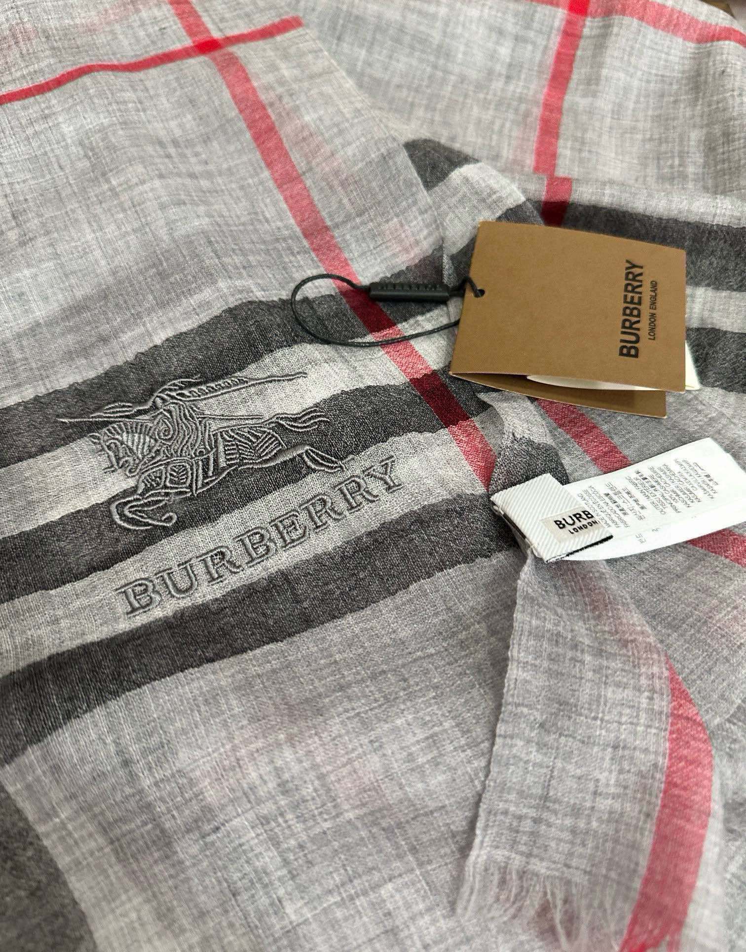 。2010 爆款巴宝莉 🧣万众瞩目战马绣标经典版到货🎆最优质的年轻设计师推出的最新概念👓搭配调色纱染再色