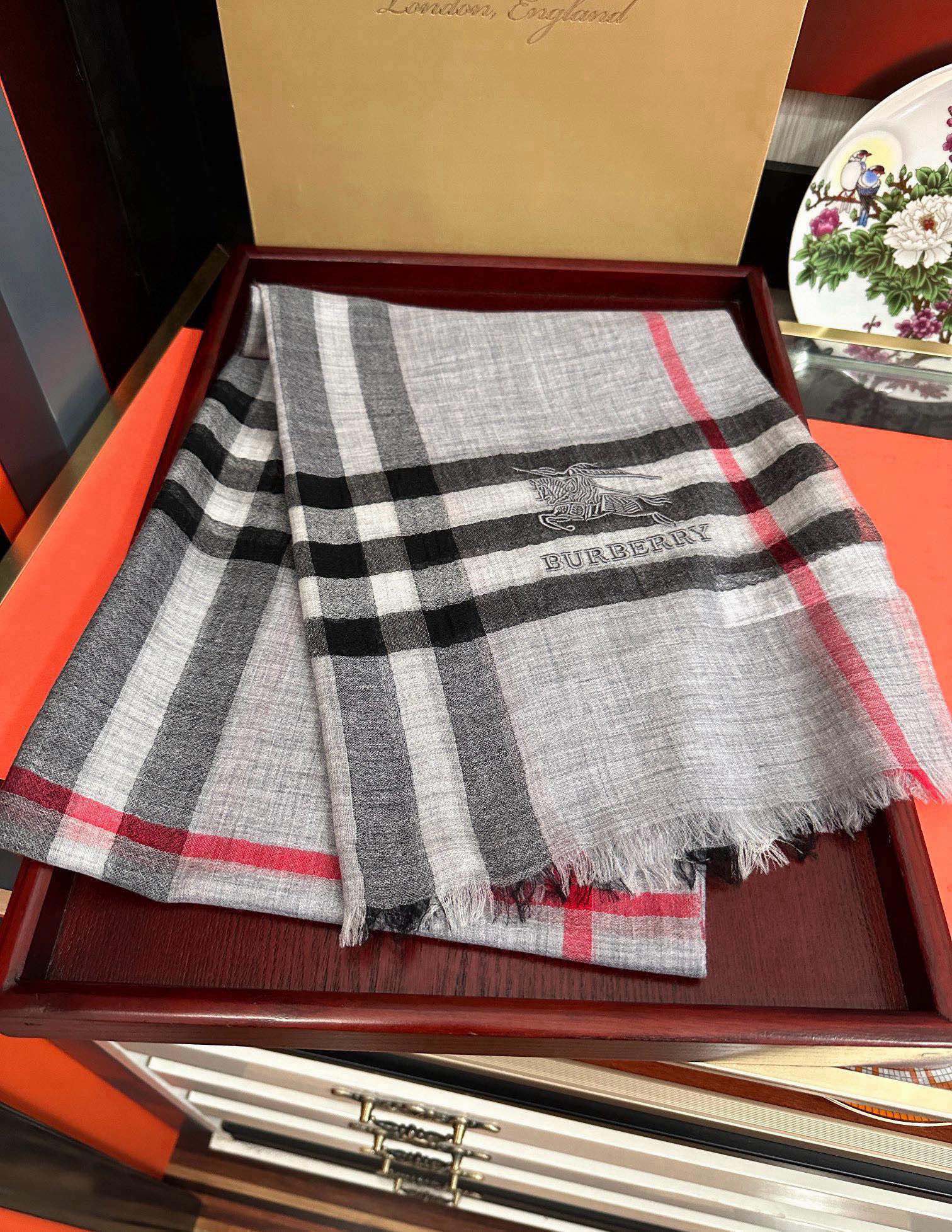 。2010 爆款巴宝莉 🧣万众瞩目战马绣标经典版到货🎆最优质的年轻设计师推出的最新概念👓搭配调色纱染再色