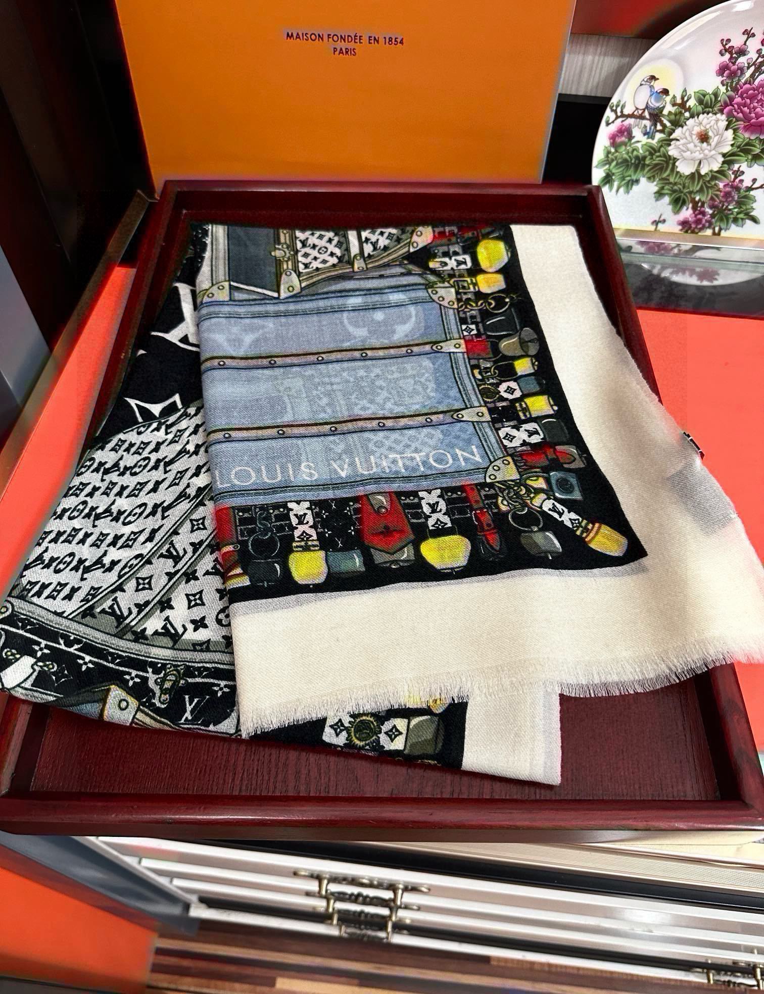   上新L家，2025最新款‼️真心赞👍【双面戒指绒长巾】😘💍实物真心美 🎀披肩配以印花💓💃🏻无论设计喷