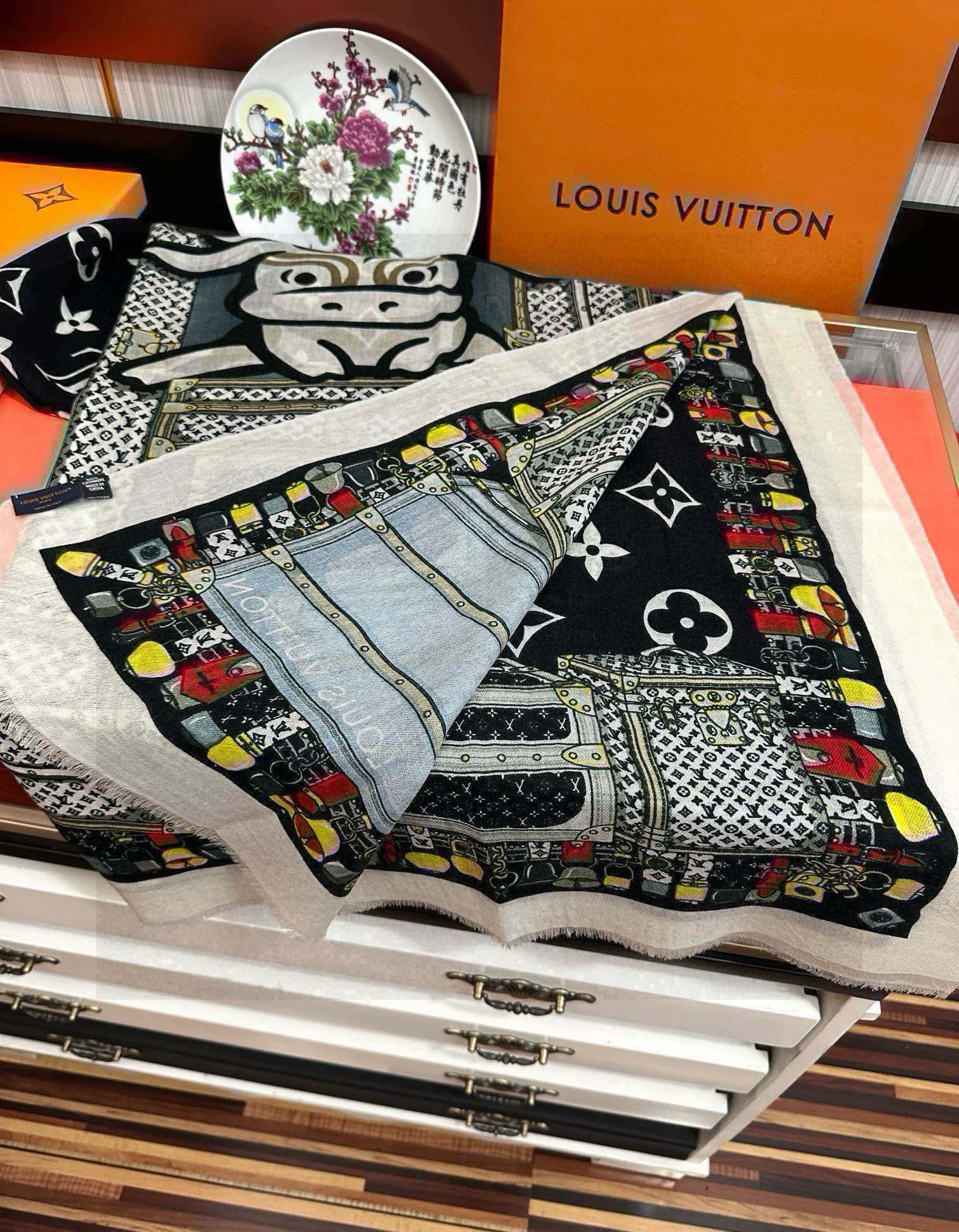   上新L家，2025最新款‼️真心赞👍【双面戒指绒长巾】😘💍实物真心美 🎀披肩配以印花💓💃🏻无论设计喷