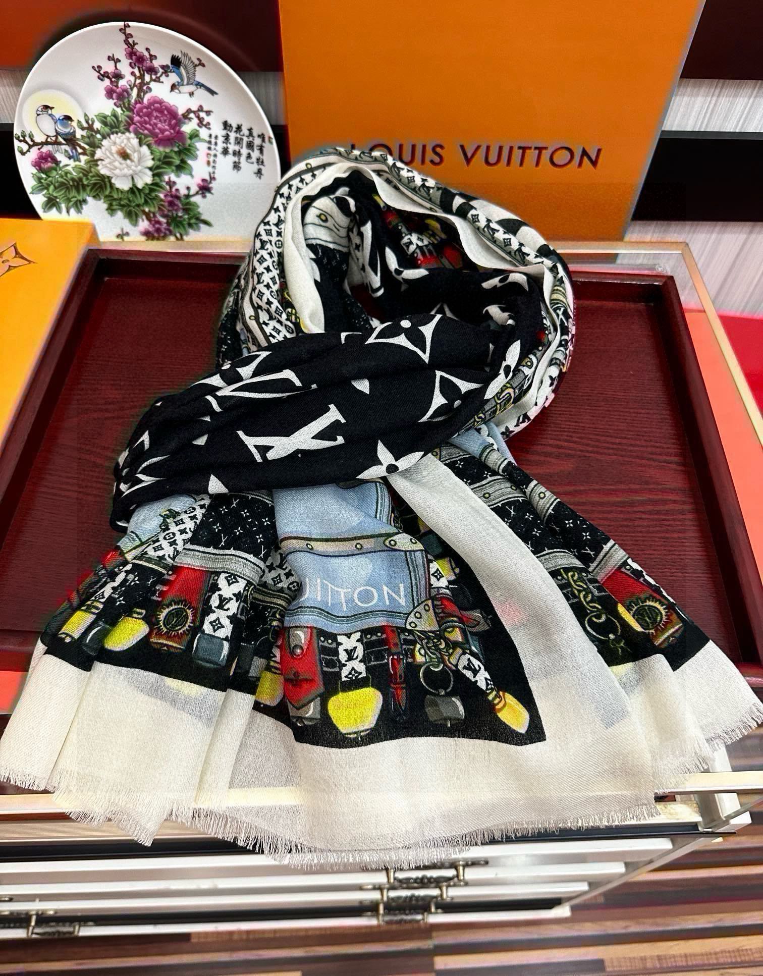   上新L家，2025最新款‼️真心赞👍【双面戒指绒长巾】😘💍实物真心美 🎀披肩配以印花💓💃🏻无论设计喷