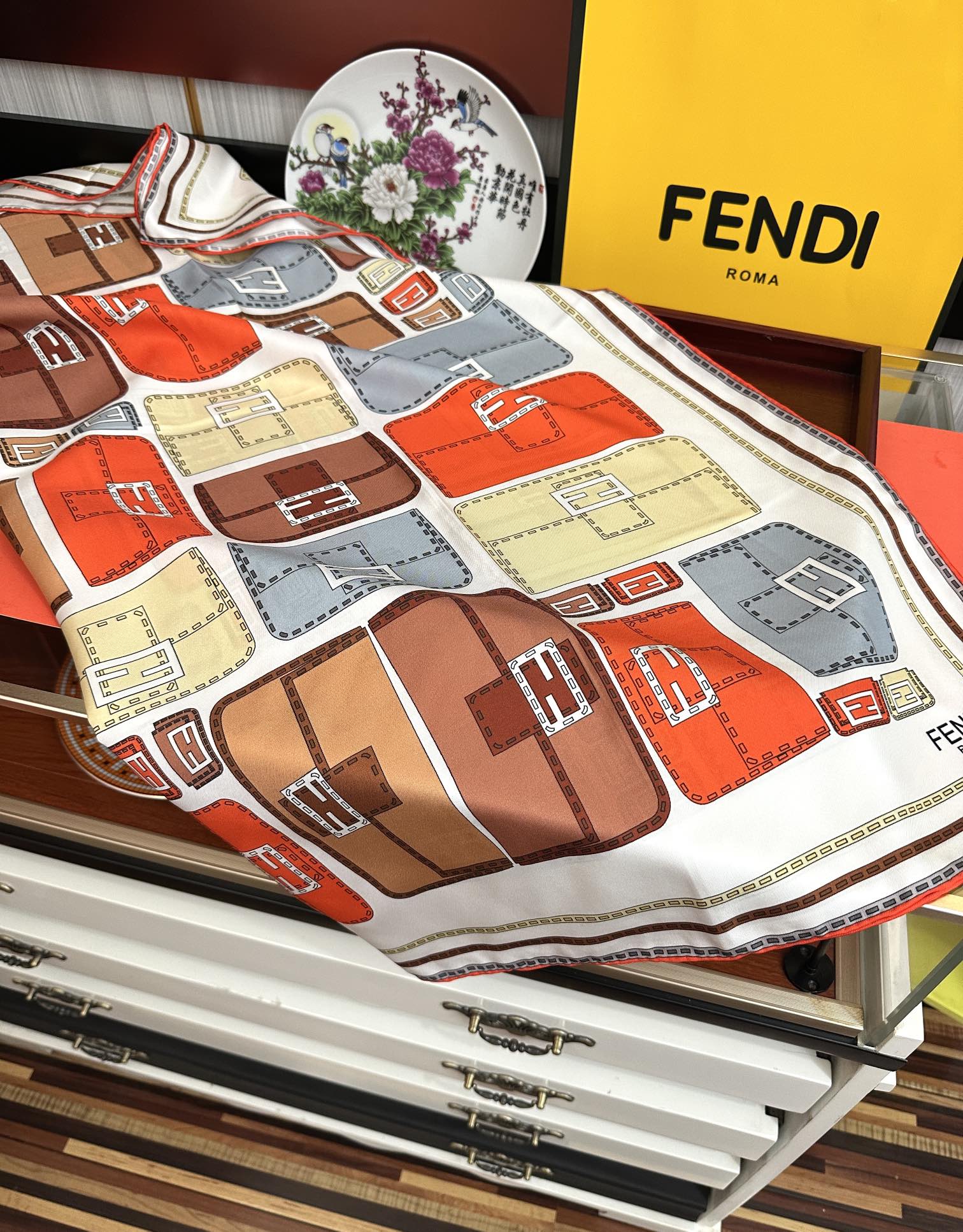   🔥高版本FENDI庆祝2025本年度最好看的丝巾没有之一了👍满身印有不同尺寸的米色和棕色标志性F B