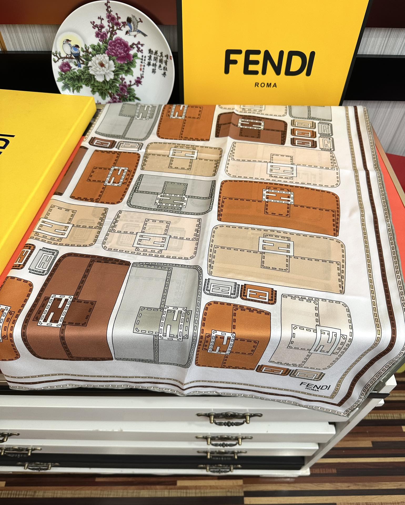   🔥高版本FENDI庆祝2025本年度最好看的丝巾没有之一了👍满身印有不同尺寸的米色和棕色标志性F B