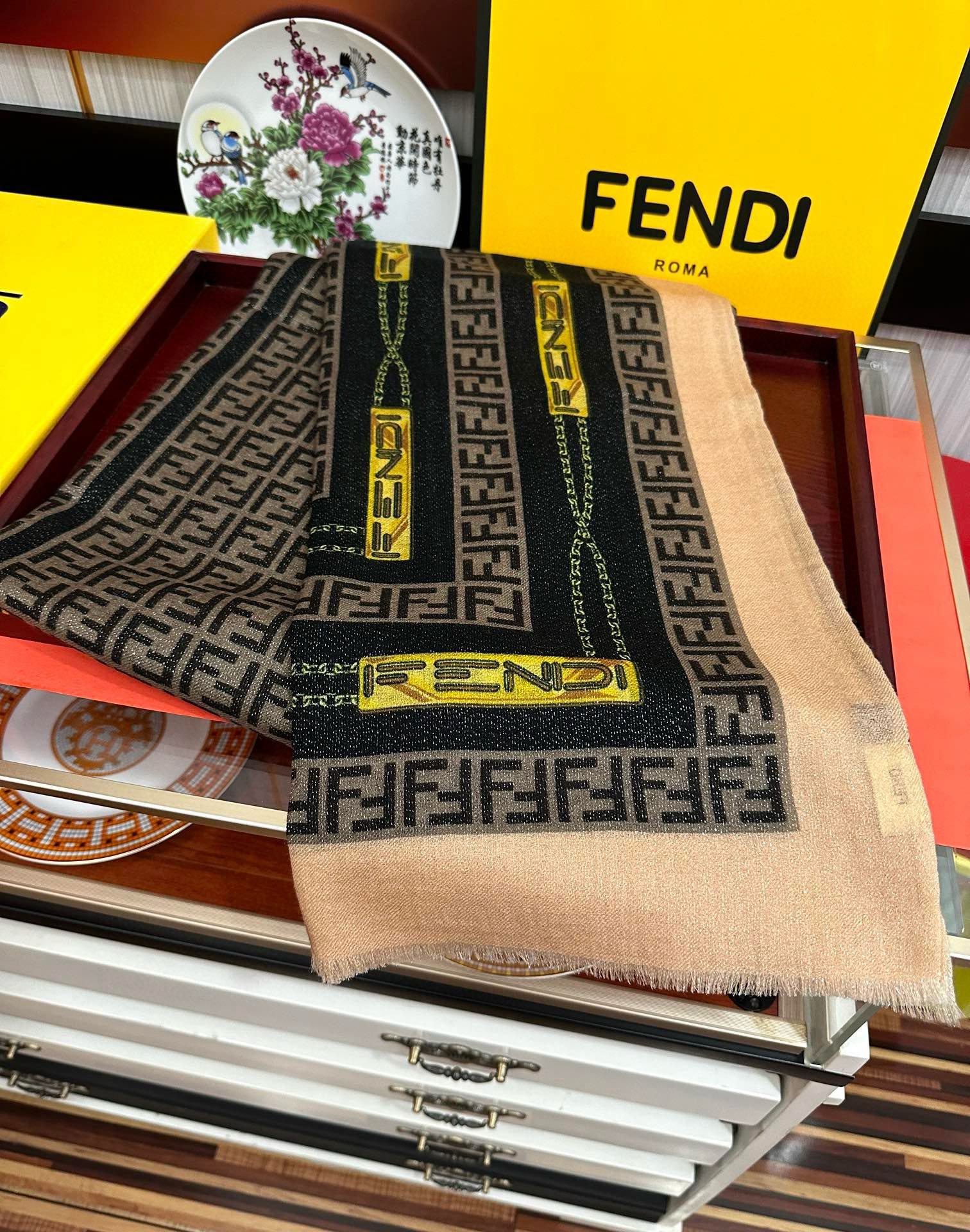 🔥2080  F家最新款银丝【FF链条银丝印花长巾】💟 度假及日常都非常好搭配的款😍订】一看到就想去旅游
