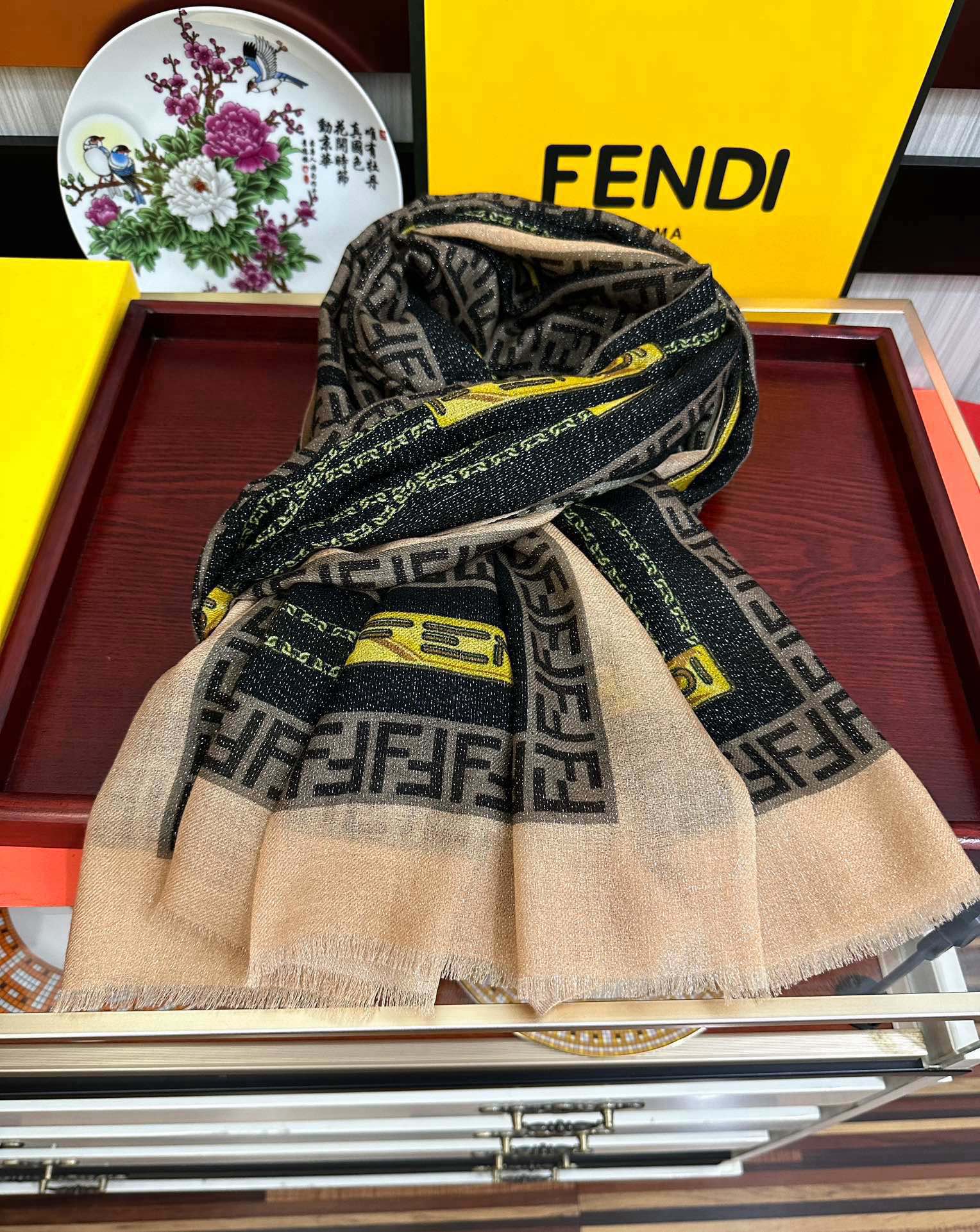 🔥2080  F家最新款银丝【FF链条银丝印花长巾】💟 度假及日常都非常好搭配的款😍订】一看到就想去旅游