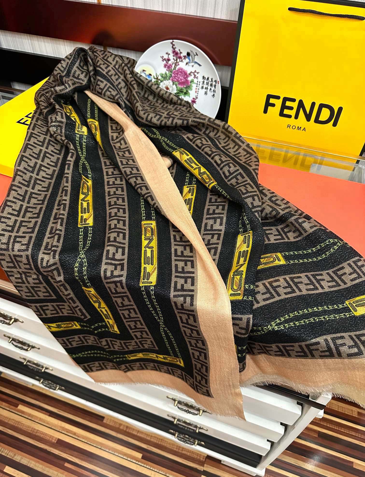 🔥2080  F家最新款银丝【FF链条银丝印花长巾】💟 度假及日常都非常好搭配的款😍订】一看到就想去旅游