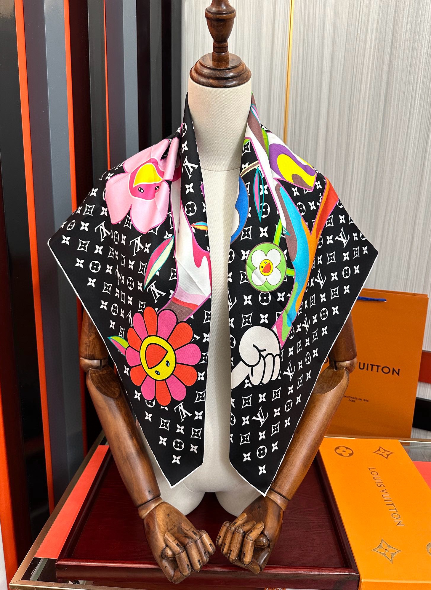 🔥2080新品LV专柜同步【18mm双面同色】太美了庆祝“L家”90典藏方巾通过别致的经典色彩向原创设计