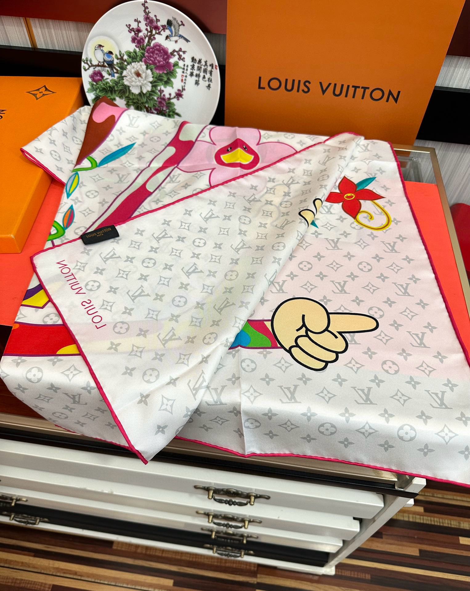 🔥2080新品LV专柜同步【18mm双面同色】太美了庆祝“L家”90典藏方巾通过别致的经典色彩向原创设计