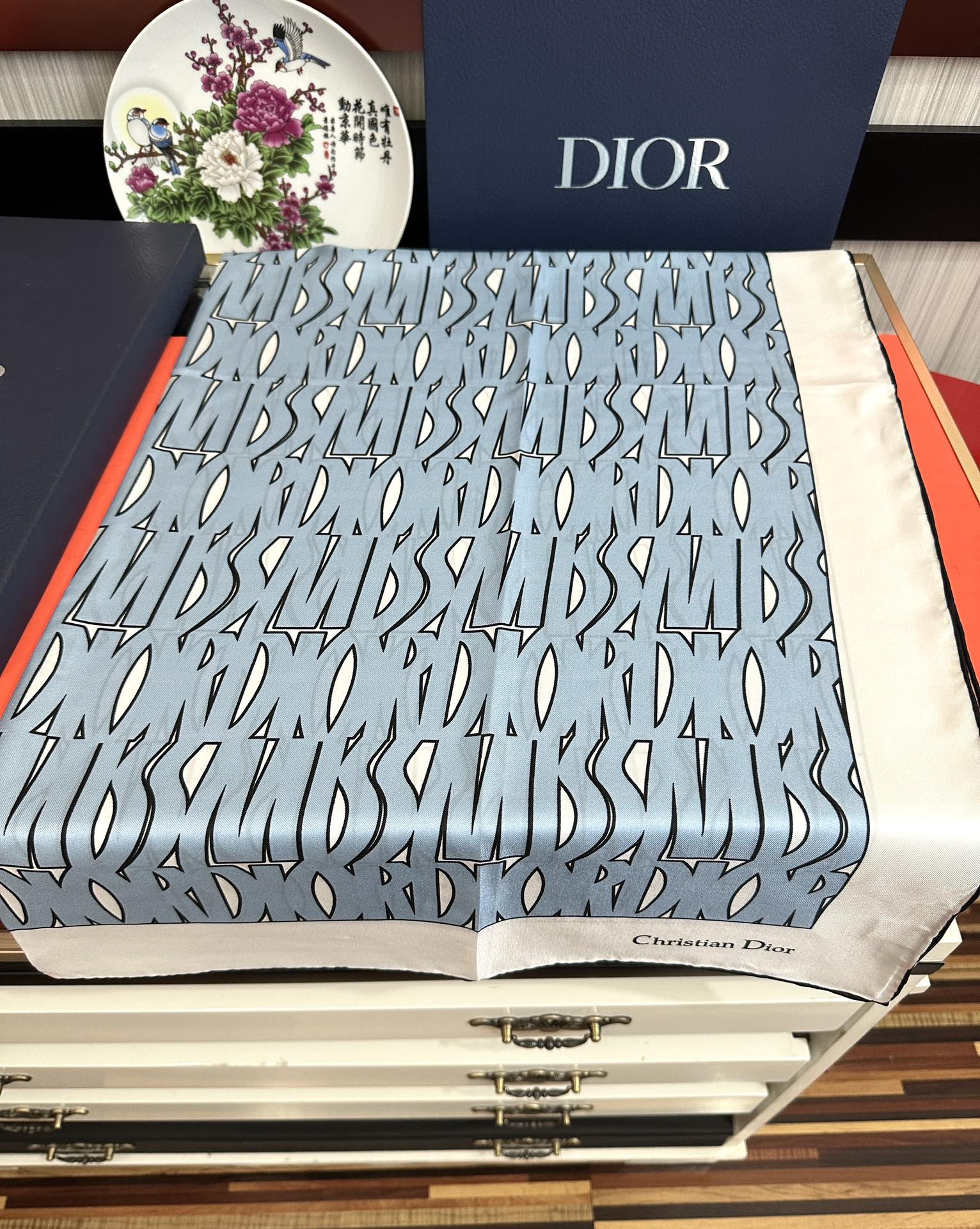  🔥Dior Chardons 2025新款 图案印花得意展示象征着保护色韧性和自由的苏格兰庆祝采用粉色