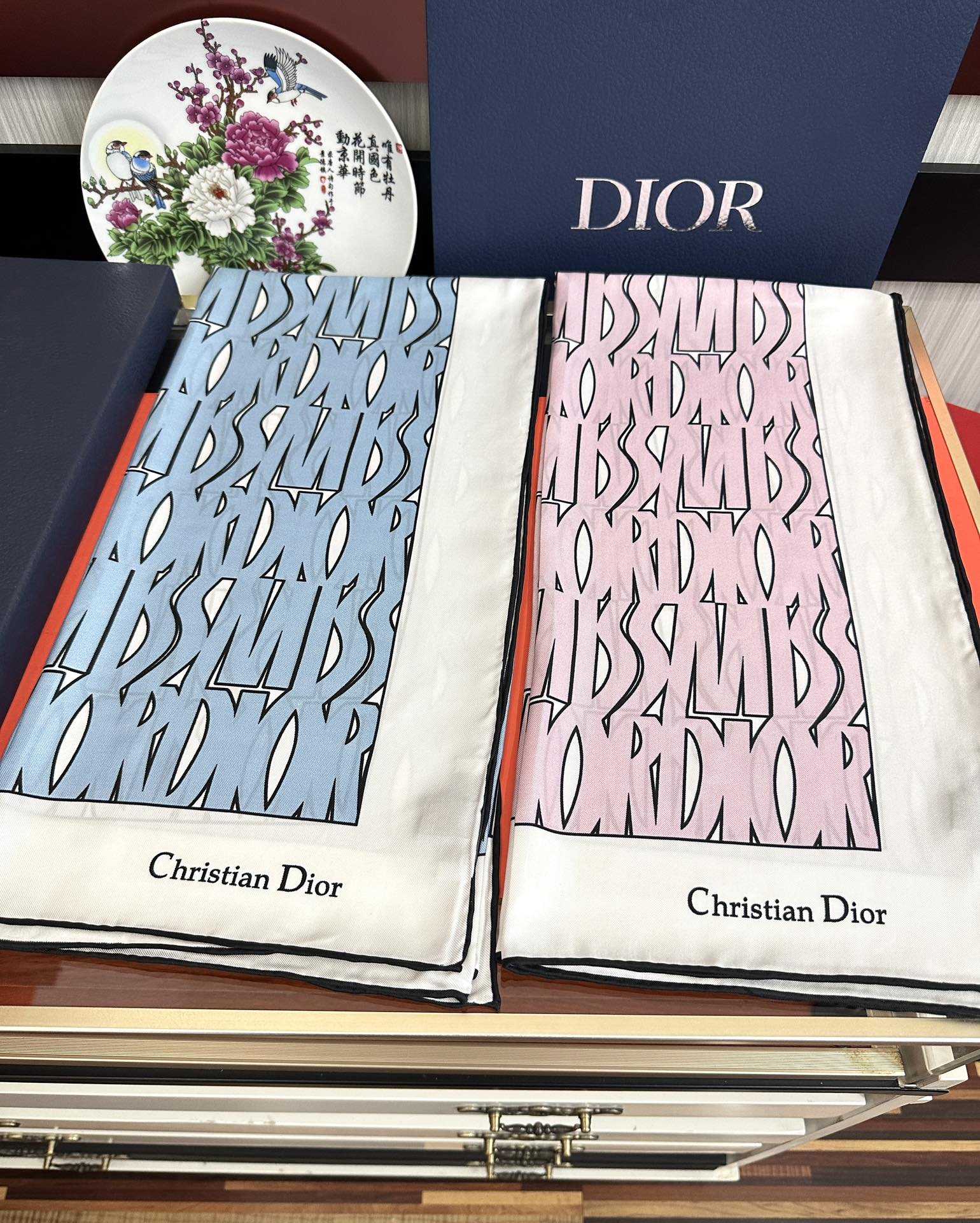  🔥Dior Chardons 2025新款 图案印花得意展示象征着保护色韧性和自由的苏格兰庆祝采用粉色