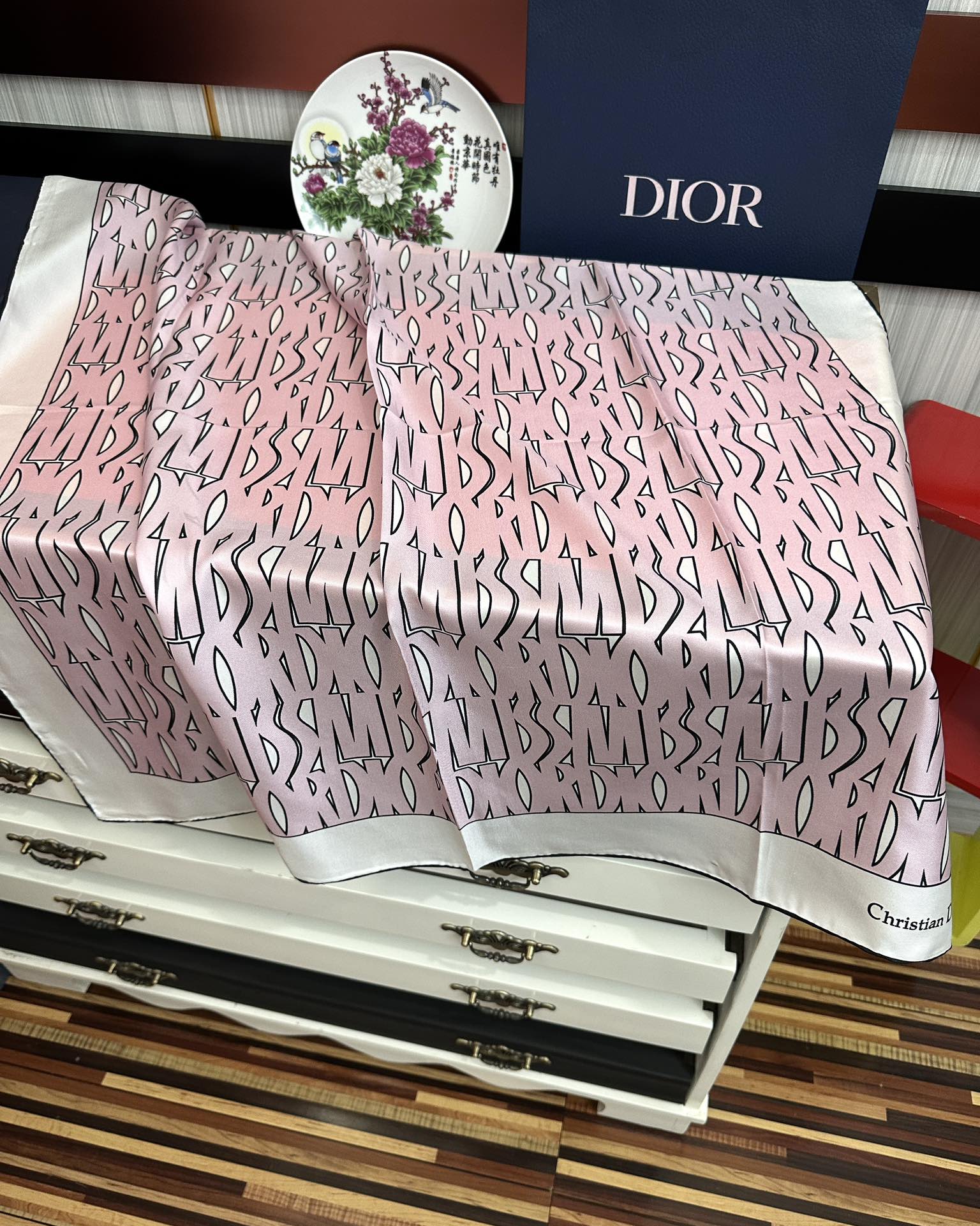  🔥Dior Chardons 2025新款 图案印花得意展示象征着保护色韧性和自由的苏格兰庆祝采用粉色
