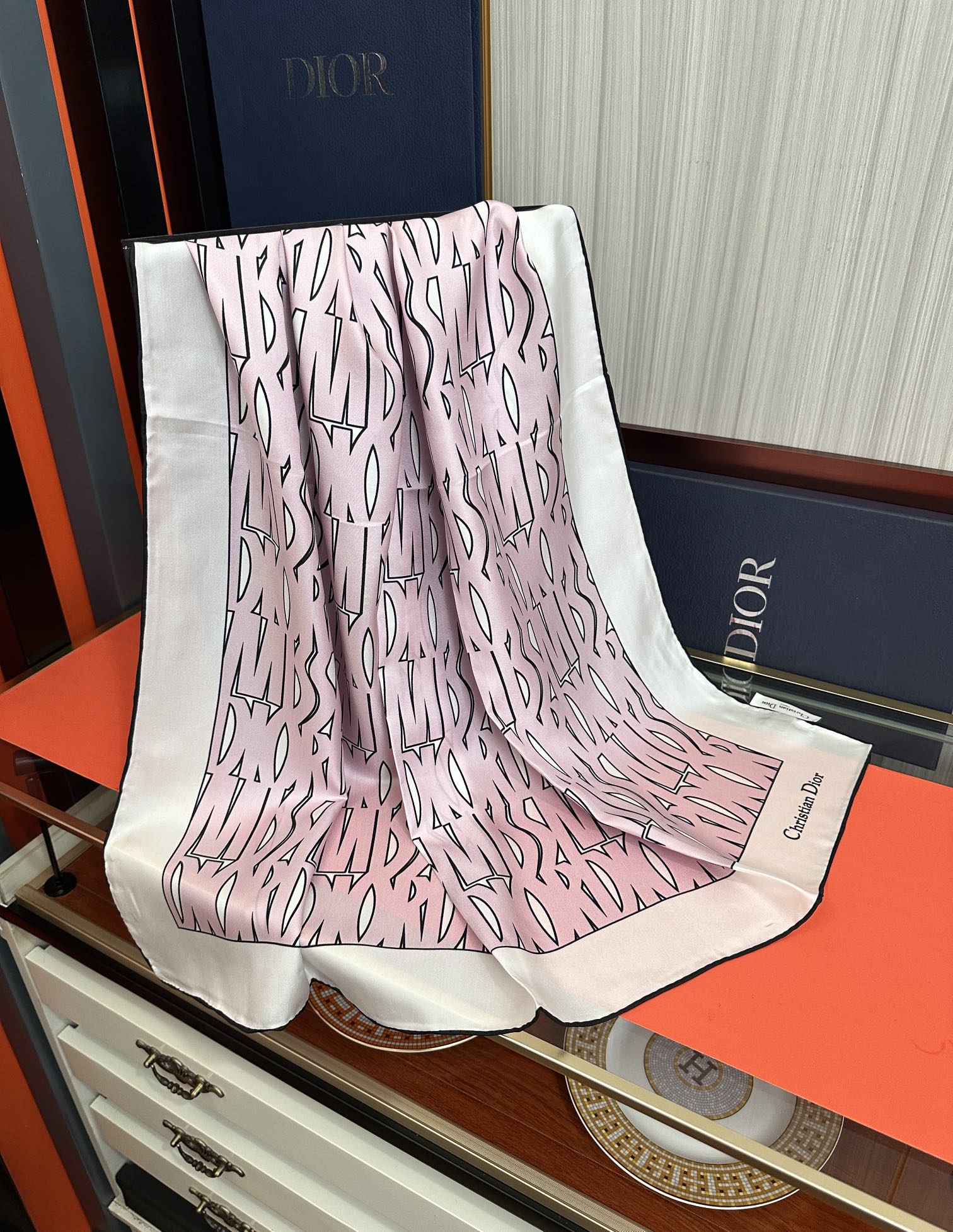  🔥Dior Chardons 2025新款 图案印花得意展示象征着保护色韧性和自由的苏格兰庆祝采用粉色