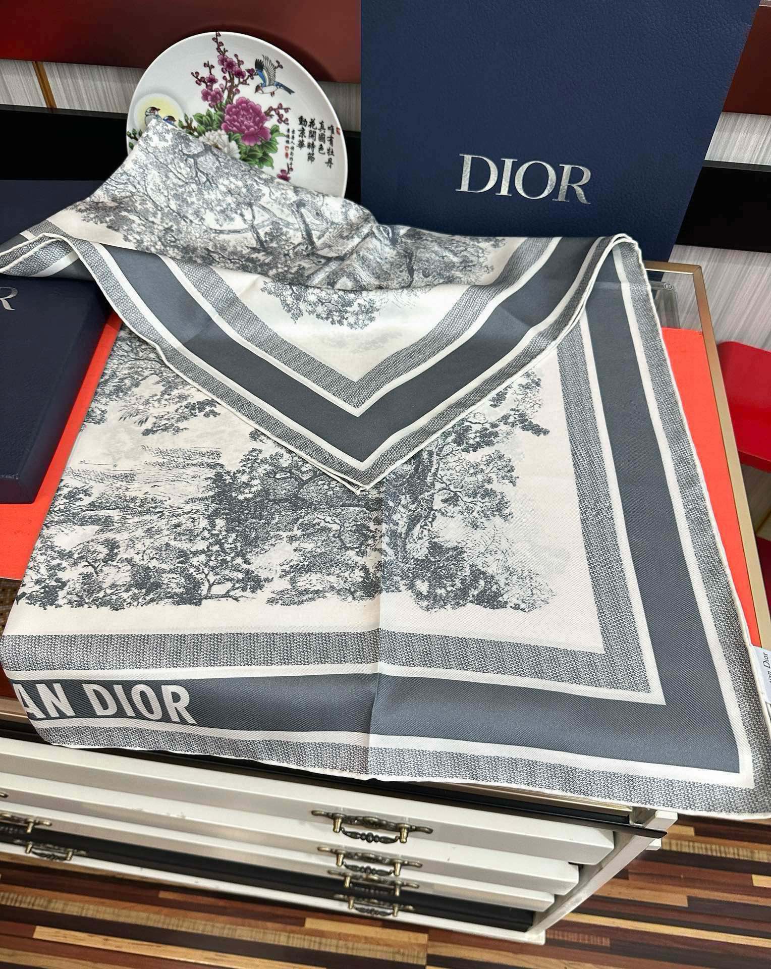 🔥Dior 印花方巾 2025【18姆米双面同色】庆祝Sauvage 茹伊印花这款方巾以经典的 Sauv