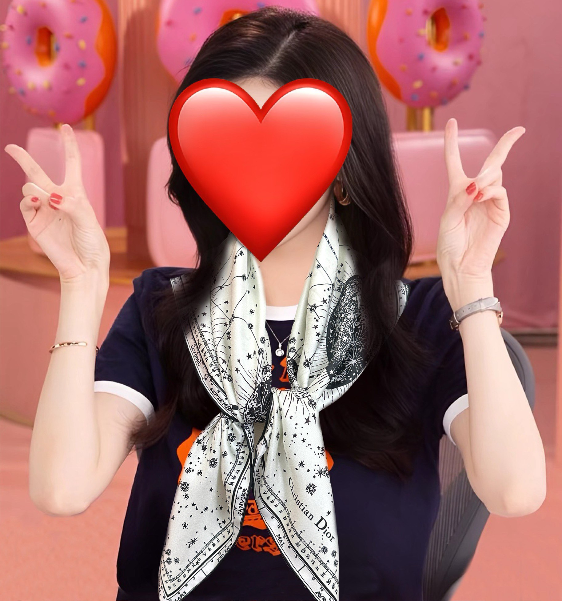 NO:189378,New Dior [Zodiac Series] New silk-print scarf is the style of the launch show [celebration] Zodiac print [rose] Showing the obsession with the constellation [Perfect] Elaborately made of white velvet fabric [lip] decorated with hand-checked draped trim [hair] can be tied to the neck or used as a shawl [grin] to create a stylish overall shape [color] Size 90x90 Material silk 2 colors high-version scarf, high-version scarf, dior, real silk, shawls19860909新款Dior【星座系列】新款丝印花方巾是发布秀的款式[庆祝]Zodiac 印花[玫瑰]展示对星座的迷恋致敬[得意]采用白色丝绒面料精心制作[嘴唇]饰以手工缉面线饰边[發]可系在颈部或作为披肩使用[呲牙]打造富有风情的整体造型[色]尺寸90x90 材质真丝 2色高版本围巾,高版本围巾,dior,real silk,shawls,scarf