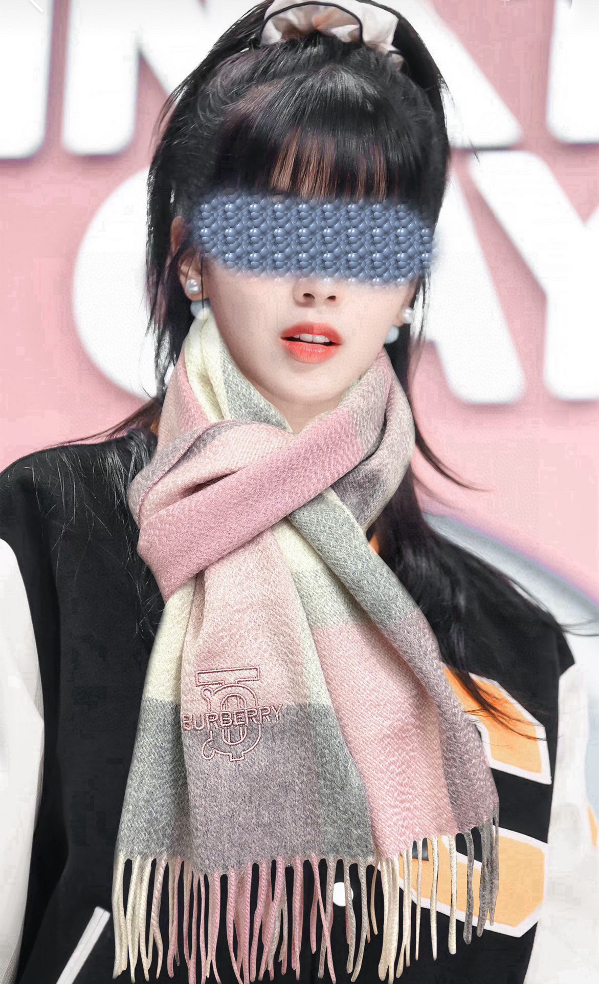 NO:189396,New 90 cashmere Burberry uses Inner Mongolia's top cashmere, the latest universal couple's model is recommended. Classic plaid, very warm, soft and skin-friendly. The classic Burberry plaid design is so beautiful. Hurry up and start with the neutral style. Men and women choose their own favorite colors, material cashmere, size 32x high-version scarf, high-version scarf, burberry19860909新款90山羊绒  巴宝莉采用内蒙古顶级山羊绒,最新款男女通用情侣款重磅推荐 经典的格子,永不过时非常保暖柔软亲肤,不扎脖经典巴宝莉格纹设计太美了赶紧下手吧中性款男女各自选择自己中意的颜色,材质山羊绒,尺寸32x高版本围巾,高版本围巾,burberry,scarf