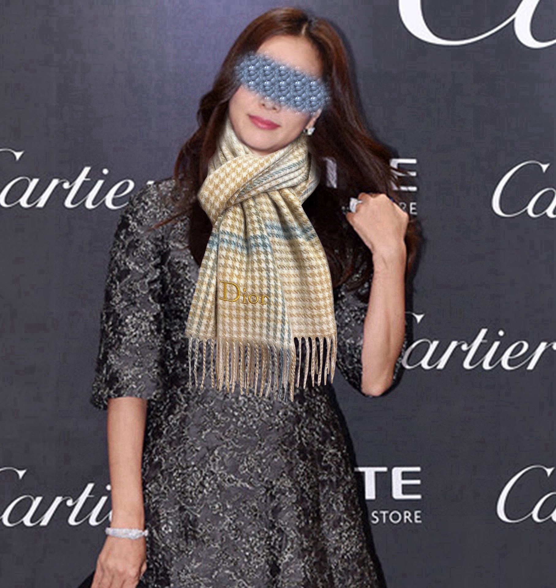 NO:189371,90 Cashmere Dijia [Love] Use the top cashmere in Inner Mongolia, the latest universal couple model for men and women. The classic plaid is always timeless and very warm, soft and skin-friendly. The classic Burberry plaid design is so beautiful. Hurry up and start with the neutral style. Men and women choose their favorite colors, material cashmere, size 32x high-version scarf, high-version scarf, burberry, dior1986090990山羊绒 迪家 [爱心]采用内蒙古顶级山羊绒,最新款男女通用情侣款重磅推荐 经典的格子,永不过时非常保暖柔软亲肤,不扎脖经典巴宝莉格纹设计太美了赶紧下手吧中性款男女各自选择自己中意的颜色,材质山羊绒,尺寸32x高版本围巾,高版本围巾,burberry,dior,scarf