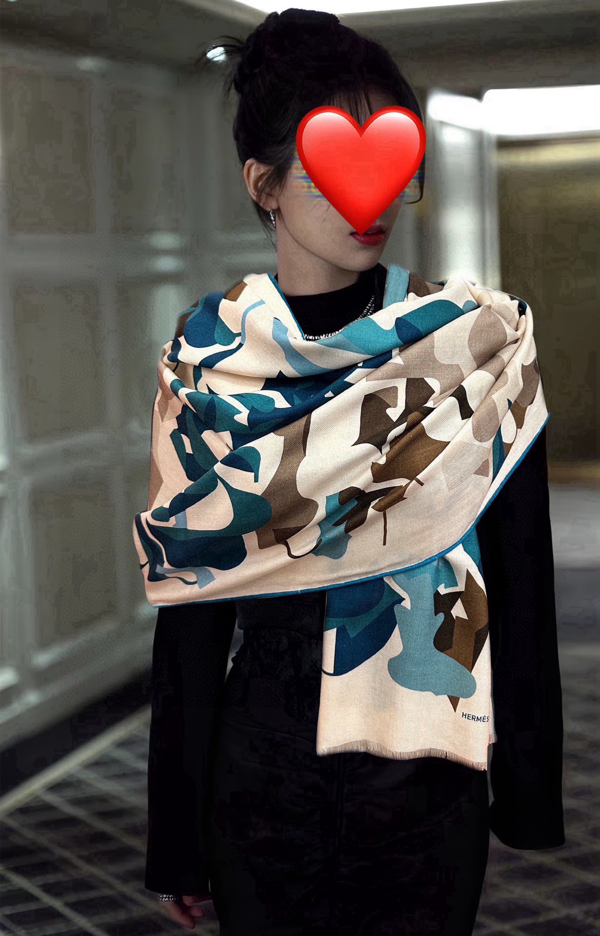 NO:189386,The latest model of Hermes ZG [Double-sided, same-color graffiti print] [Eat melon], hot products arrive, you must start quickly [lip] can be used all seasons [seduction] It is truly beautiful and makes people feel very unfair. The effect is simply beautiful. The quality is very perfect. The whole scarf gives people aura and is very exquisite and beautiful. The new style is definitely worth buying. Once you get it, you will be glad that you are a beautiful woman. Size 65x185, high-end cashmere scarf, high-end scarf, hermes19860909上新爱马仕ZG最新款【双面同色涂鸦印花】[吃瓜],爆款到货,下手一定要快[嘴唇]四季都可以用[勾引]真心美的让人非常非上身效果简直美翻了 品质非常完美整个围巾给人气场的同时又非常精致秀丽绝对值得入手的新款实物一拿到就会庆幸自己是女人的绝美好货 尺寸65x185,材质羊绒高版本围巾,高版本围巾,hermes,scarf