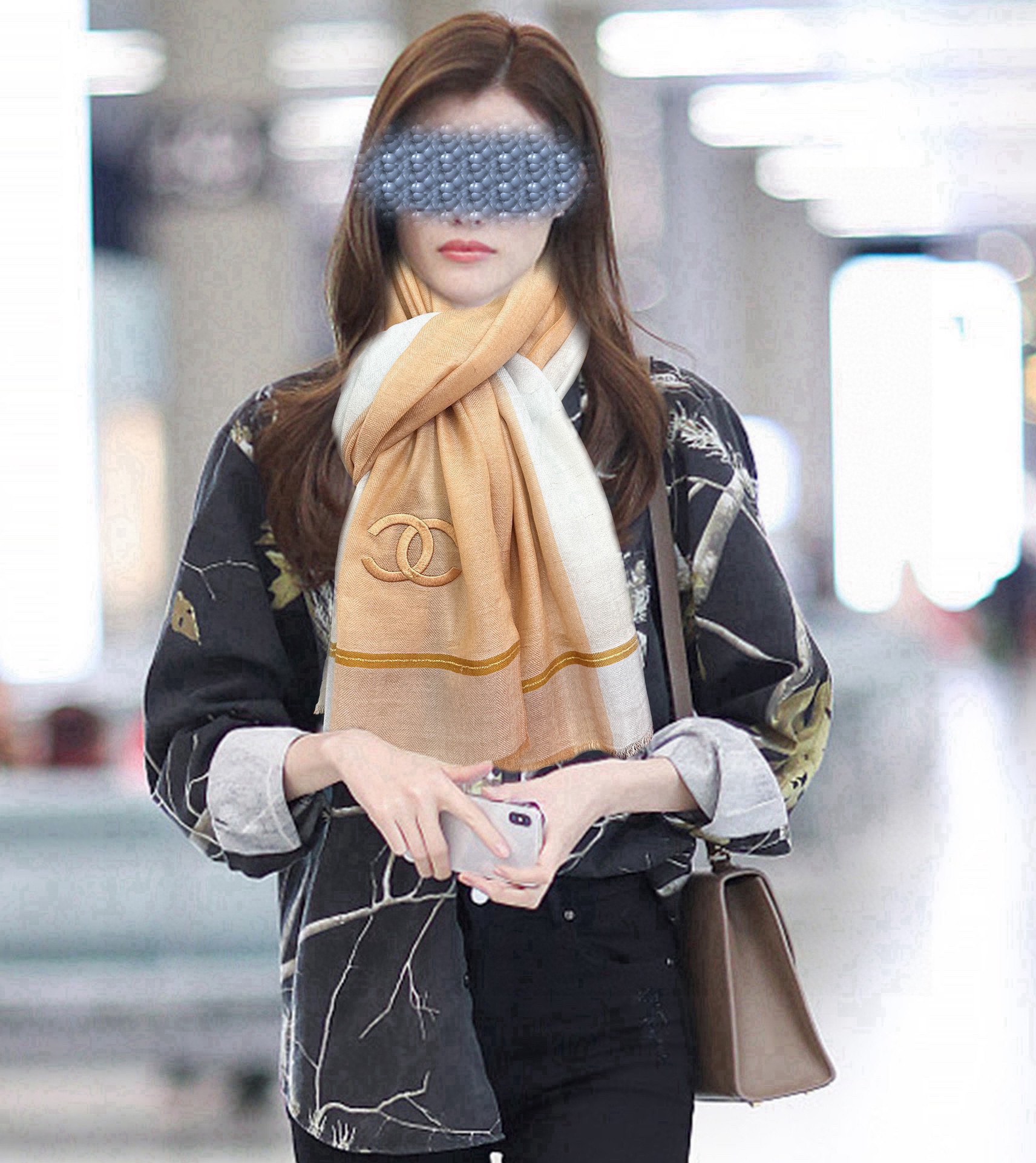 NO:189412,The latest big recommendation [Double C gradient color] is so beautiful. The hot plaids are popular for N years. Everyone likes the trendy people. There are several scarves that can be changed to make you feel refreshed. High-end quality, different folds can bring out different styles, the fabric is soft and comfortable, and intellectual socialites can wear all kinds of styles in air-conditioned rooms in the mall. Size: 80x, Material: cashmere high-version scarf, high-version scarf19860909上新重磅推荐【双C渐变色】太美了火爆N年的格子,人人都喜欢时潮人都有好几条换条围巾就足够让你有焕然一新的感觉.高端品质,不同折叠可以带出不同款式,面料柔软舒适,知性名媛各种风格通吃款空调房商场里都可以披着,尺寸:80x,材质:羊绒高版本围巾,高版本围巾,scarf