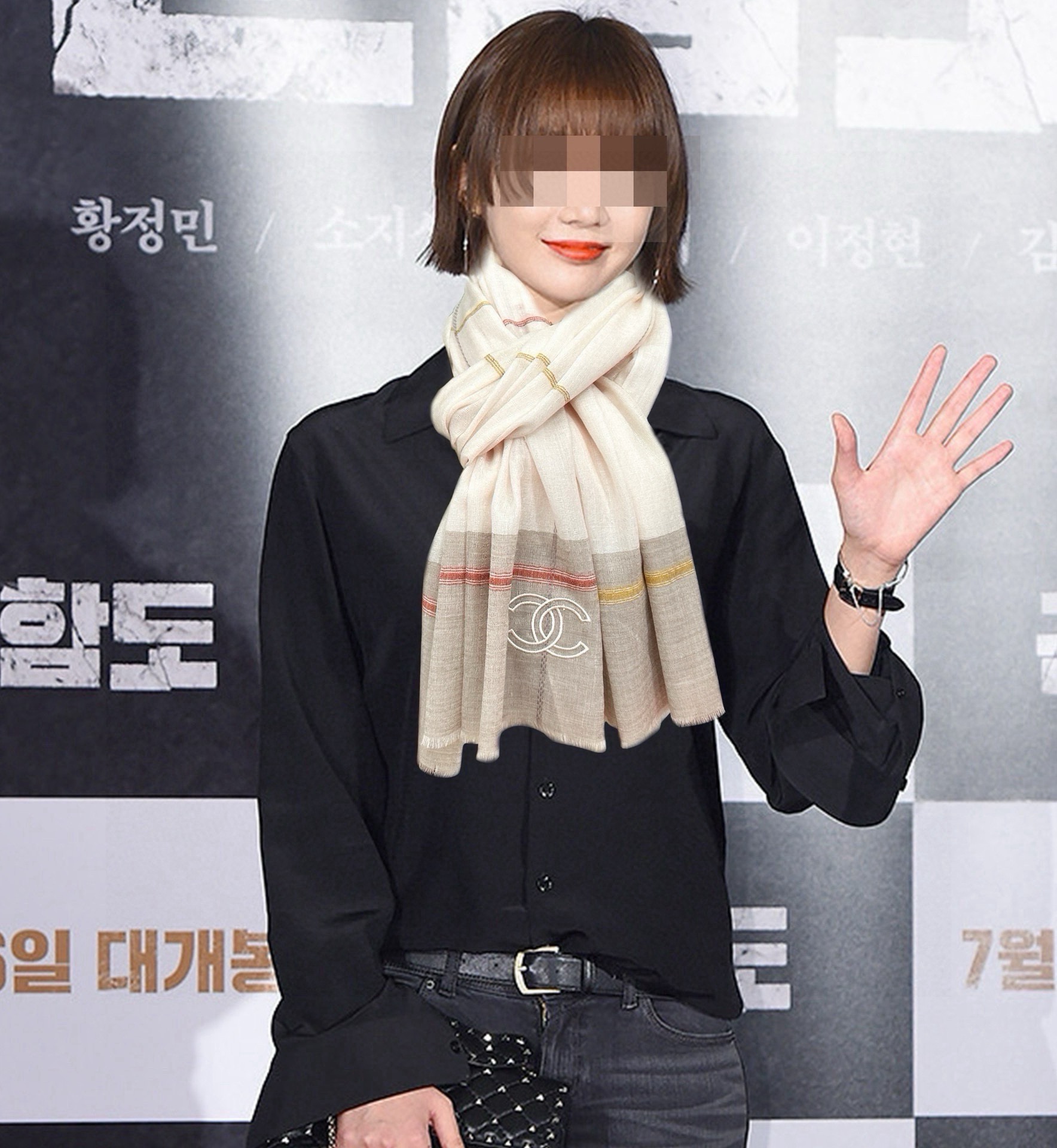 NO:189416,New Recommended [Double C logo] It's so beautiful that it's popular for N years. Everyone likes the trendy people. There are several scarves that can be changed to make you feel refreshed. High-end quality, different folds can bring out different styles, the fabric is soft and comfortable, and intellectual socialites can wear all kinds of styles in air-conditioned rooms in the mall. Size: 80x, Material: cashmere high-version scarf, high-version scarf19860909上新 重磅推荐【双C标志】太美了火爆N年的格子,人人都喜欢时潮人都有好几条换条围巾就足够让你有焕然一新的感觉.高端品质,不同折叠可以带出不同款式,面料柔软舒适,知性名媛各种风格通吃款空调房商场里都可以披着,尺寸:80x,材质:羊绒高版本围巾,高版本围巾,scarf