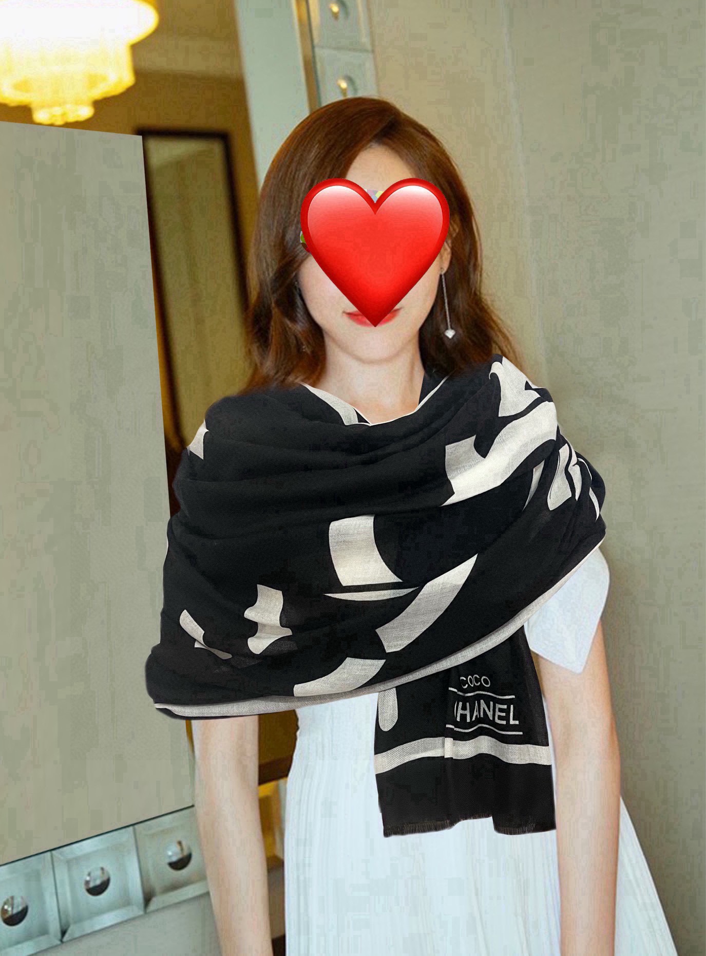 NO:189418,Chanel Classic elegant Coco style [gift] ~ Temperament to the bones [color] The fabric of the fragrant grandma in the new season is super high-end, really super soft, smooth [sun] very tough. The new series released this year~ It is really beautiful by this design [strong] A small fragrant scarf [color] gives you the best match [lip] The upper body effect is simply elegant and elegant [gift] very lively. The layered and elegant texture. [celebration] The fragrance powder must be put into [hair] The beauty of the upper body effect really needs no more [beer] The real thing is definitely more beautiful [strong] Classic black and white [sun] size 100x, material cashmere high-version scarf, high-version scarf, chanel19860909香奈儿 经典优雅Coco风[礼物]~气质到骨子里[色]香奶奶新一季的面料超高级,真心超级柔软,丝丝顺滑[太阳]韧性很强 今年新出的系列~真的被这样的设计美到[强]一条小香的丝巾[色]给你最好的搭配[嘴唇]上身效果简直优雅气质到不行[礼物]非常灵动.层次优雅质感.[庆祝]香粉必入[發]上身效果真的不用多说的美[啤酒]实物绝对更美[强]经典黑白色[太阳]尺寸100x、材质羊绒高版本围巾,高版本围巾,chanel,scarf