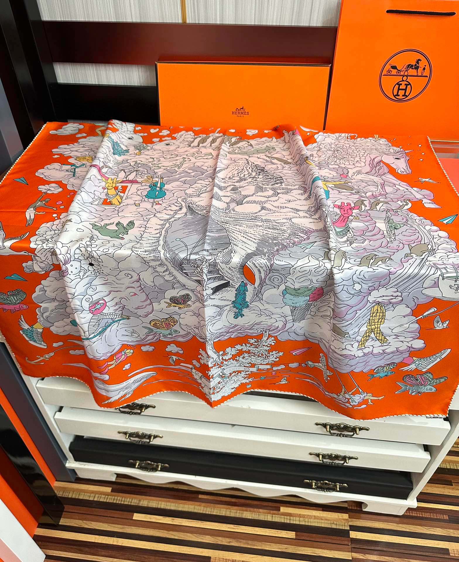  高版本2025𝐇𝐞𝐫𝐦𝐞𝐬 。《我的云间万象》设计犹如梦幻的邀约庆祝这条丝巾充满了童趣發富有想象👍带你