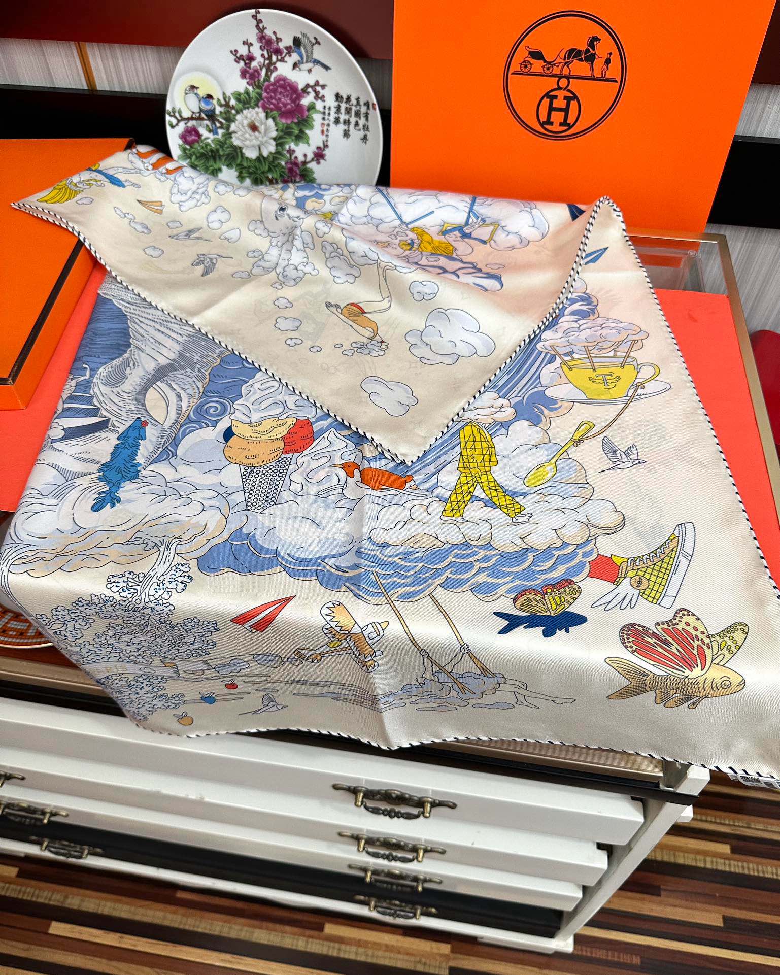  高版本2025𝐇𝐞𝐫𝐦𝐞𝐬 。《我的云间万象》设计犹如梦幻的邀约庆祝这条丝巾充满了童趣發富有想象👍带你