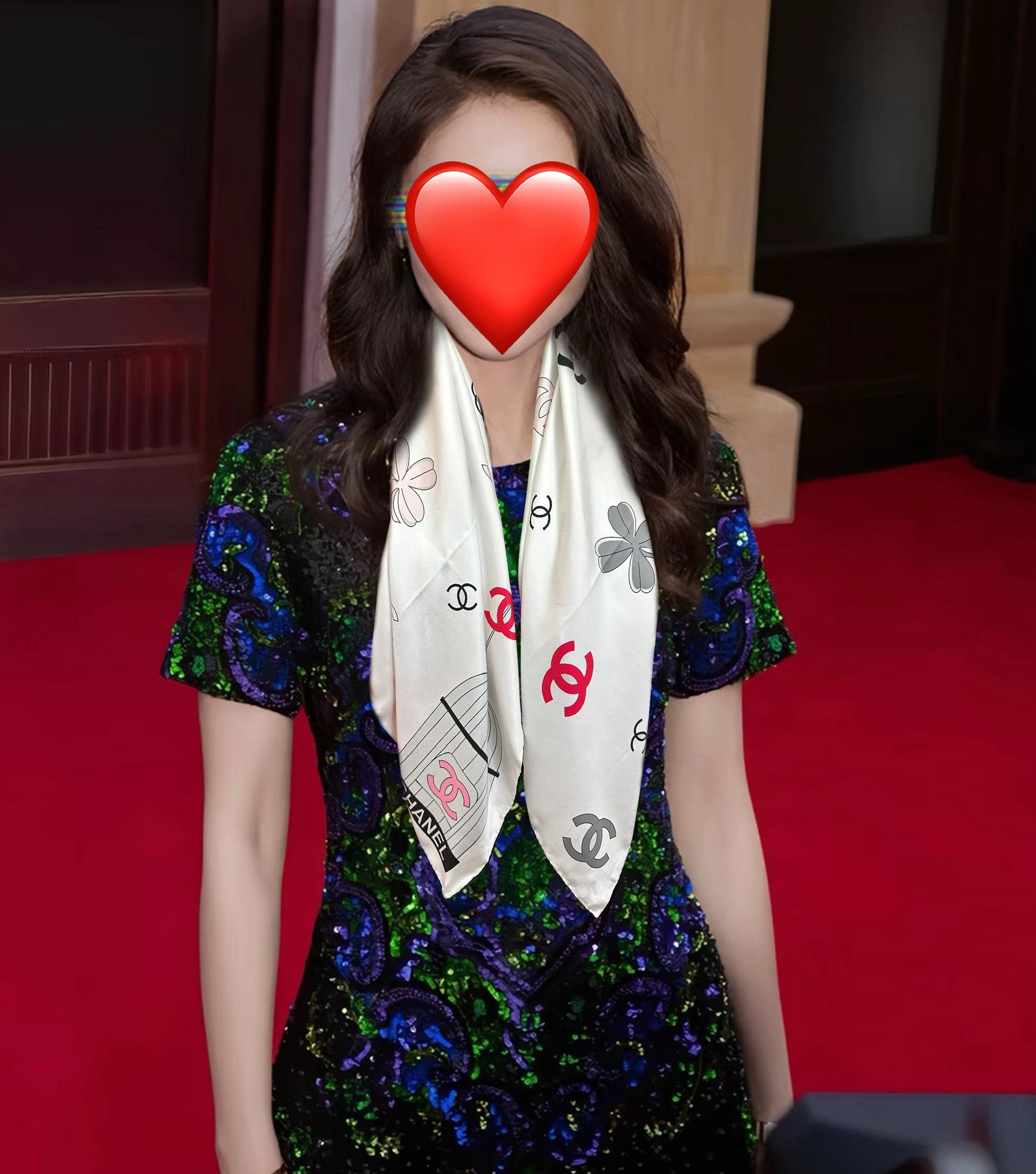。香奈儿《字母鸟笼丝巾》得意经典配色庆祝融合品牌标识与艺术化鸟笼元素玫瑰低调中透露出高级感嘴唇标志性字母