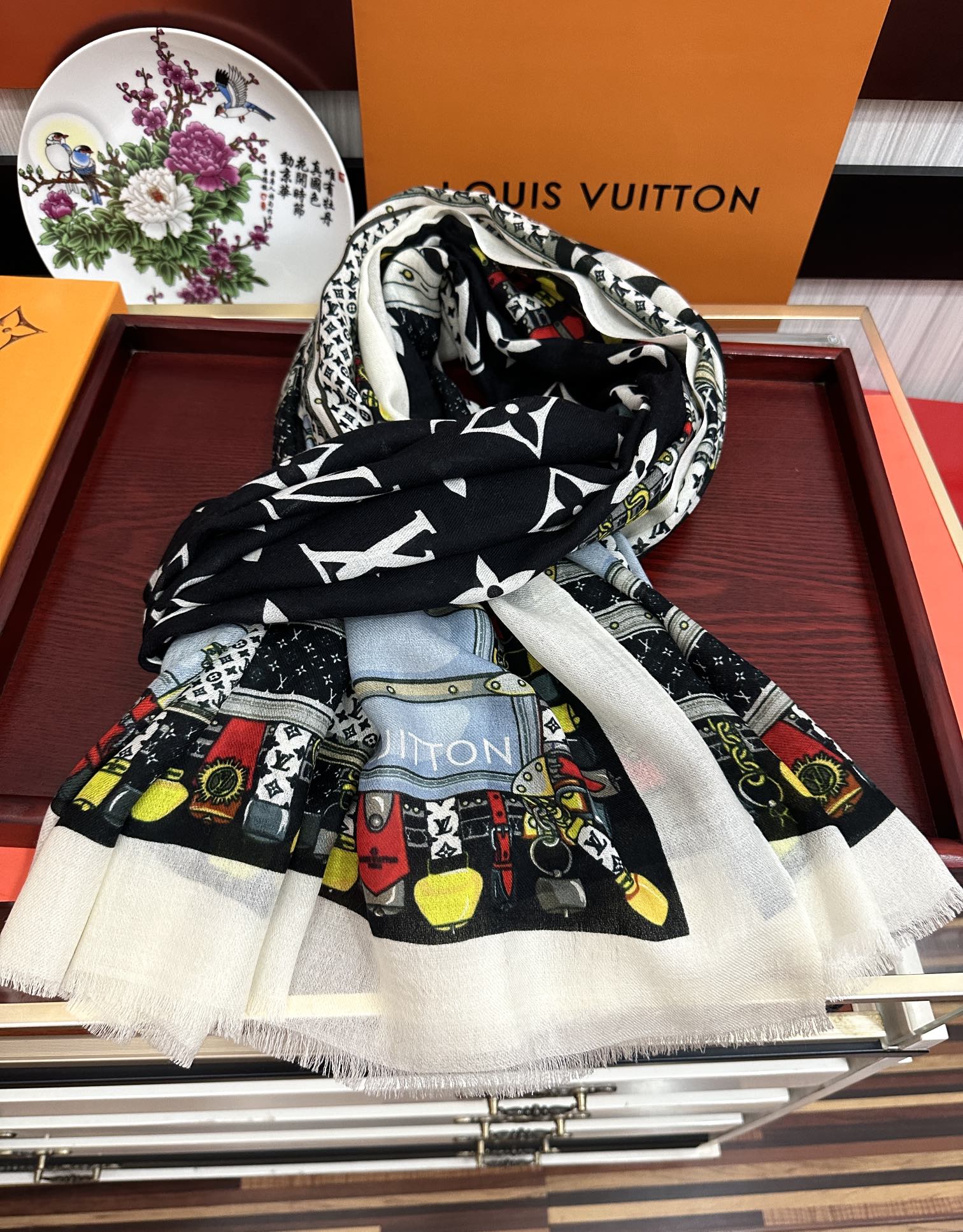  上新L家，2025最新款‼️真心赞👍【双面戒指绒长巾】😘💍实物真心美 🎀披肩配以印花💓💃🏻无论设计喷绘