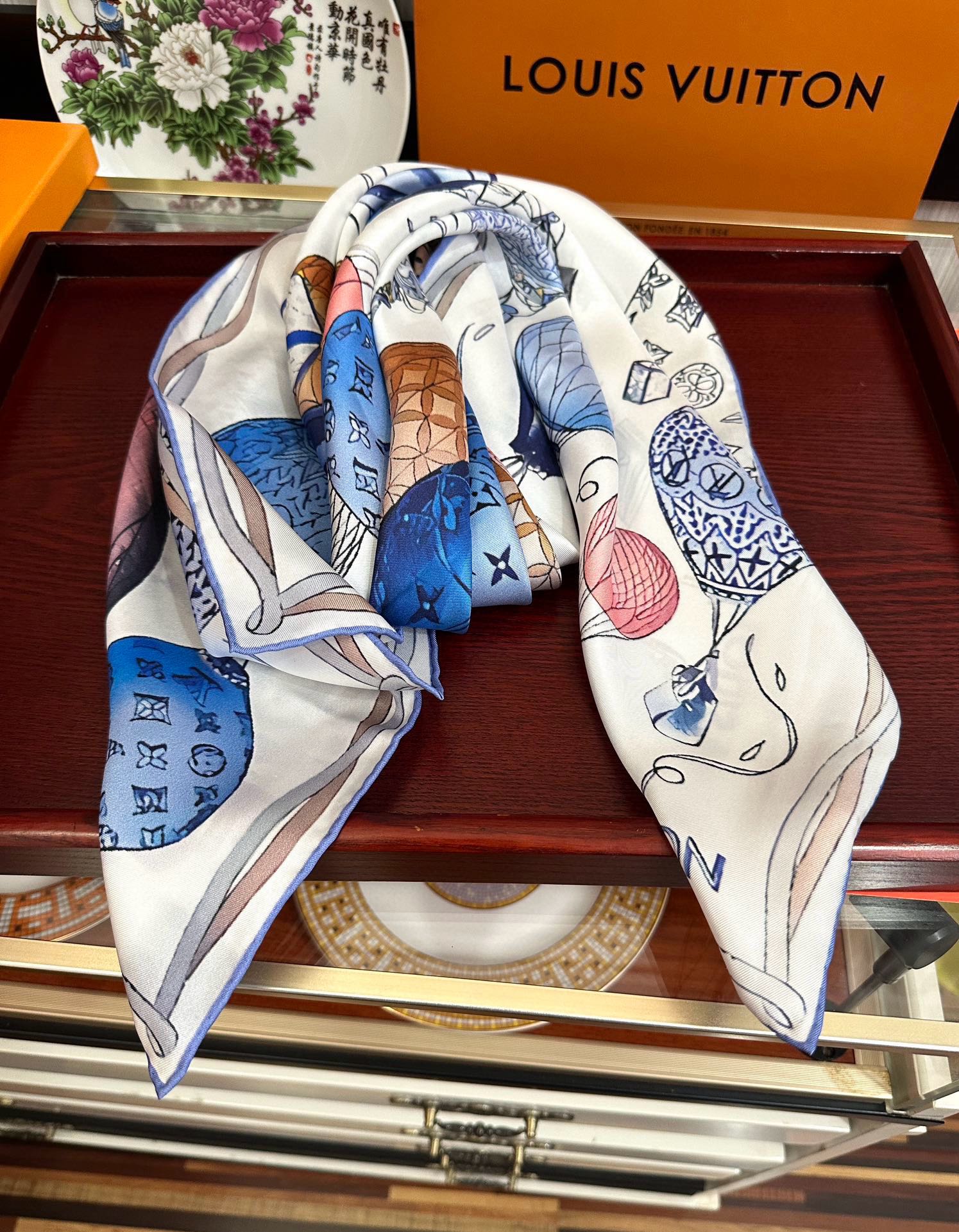 。LV官网同步【双面同色 热气球⚽️】精致卷边 太美了庆祝永远都是那么经典“通过别致的经典色彩向原创设计