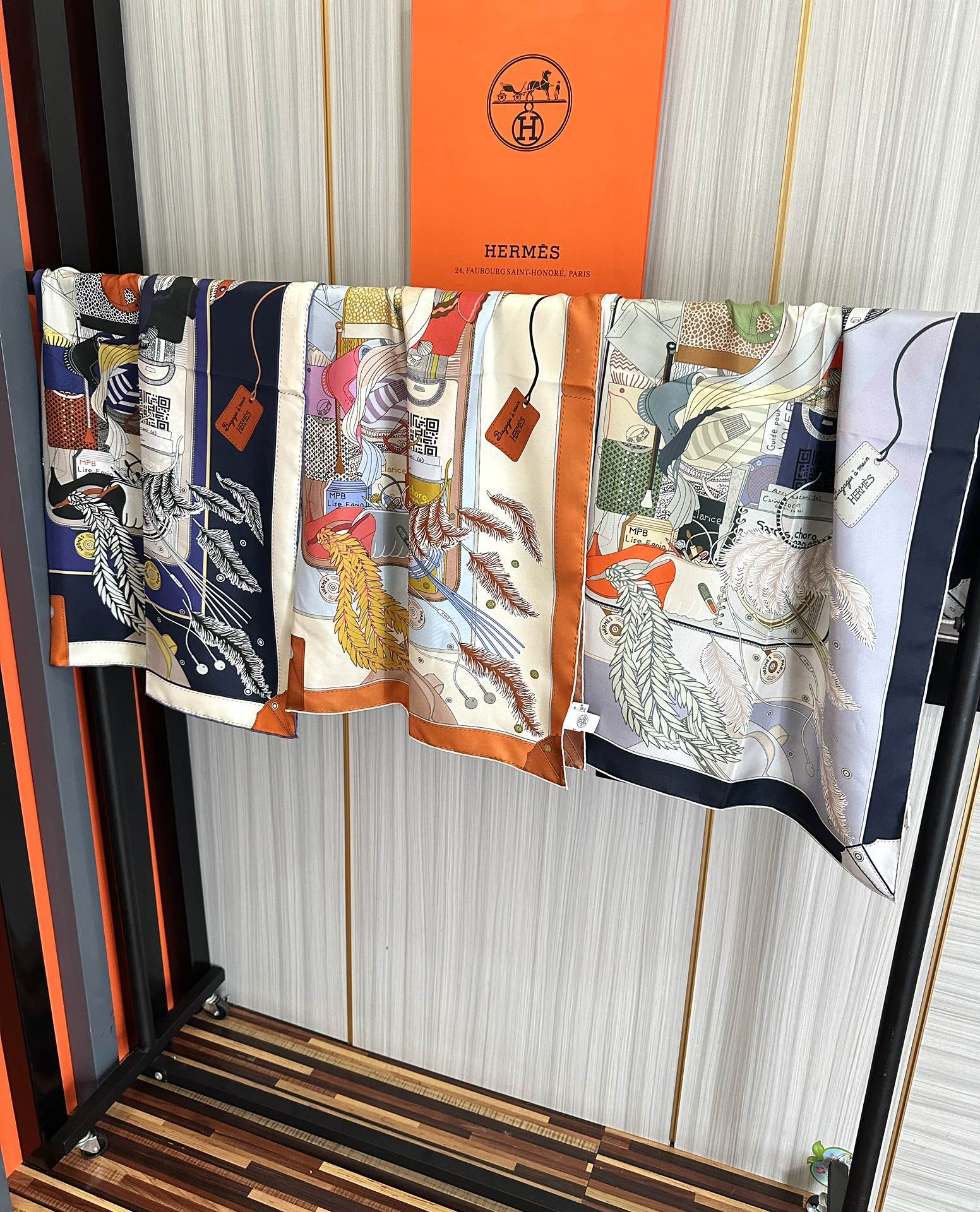 。爱 马 仕 官网同步手工卷边真丝方巾得意  这款爱马家展现强大而迷人的女性魅力精髓色此90厘米方巾推出
