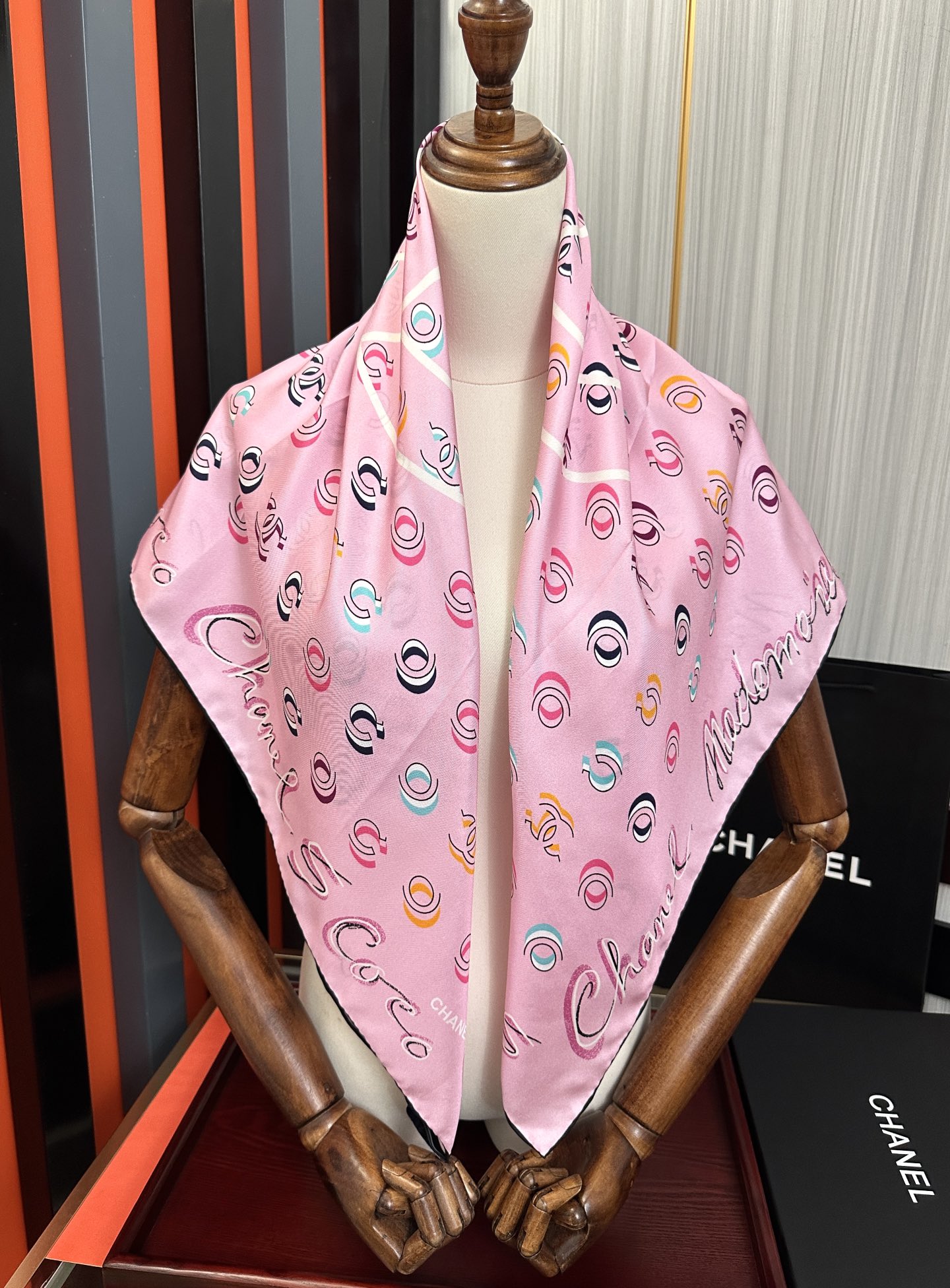 。 香奈儿 【Coco字母炫彩】官网同步庆祝工艺提花+双面数码印花搭配精致的手工卷边工艺得意质感高级且细