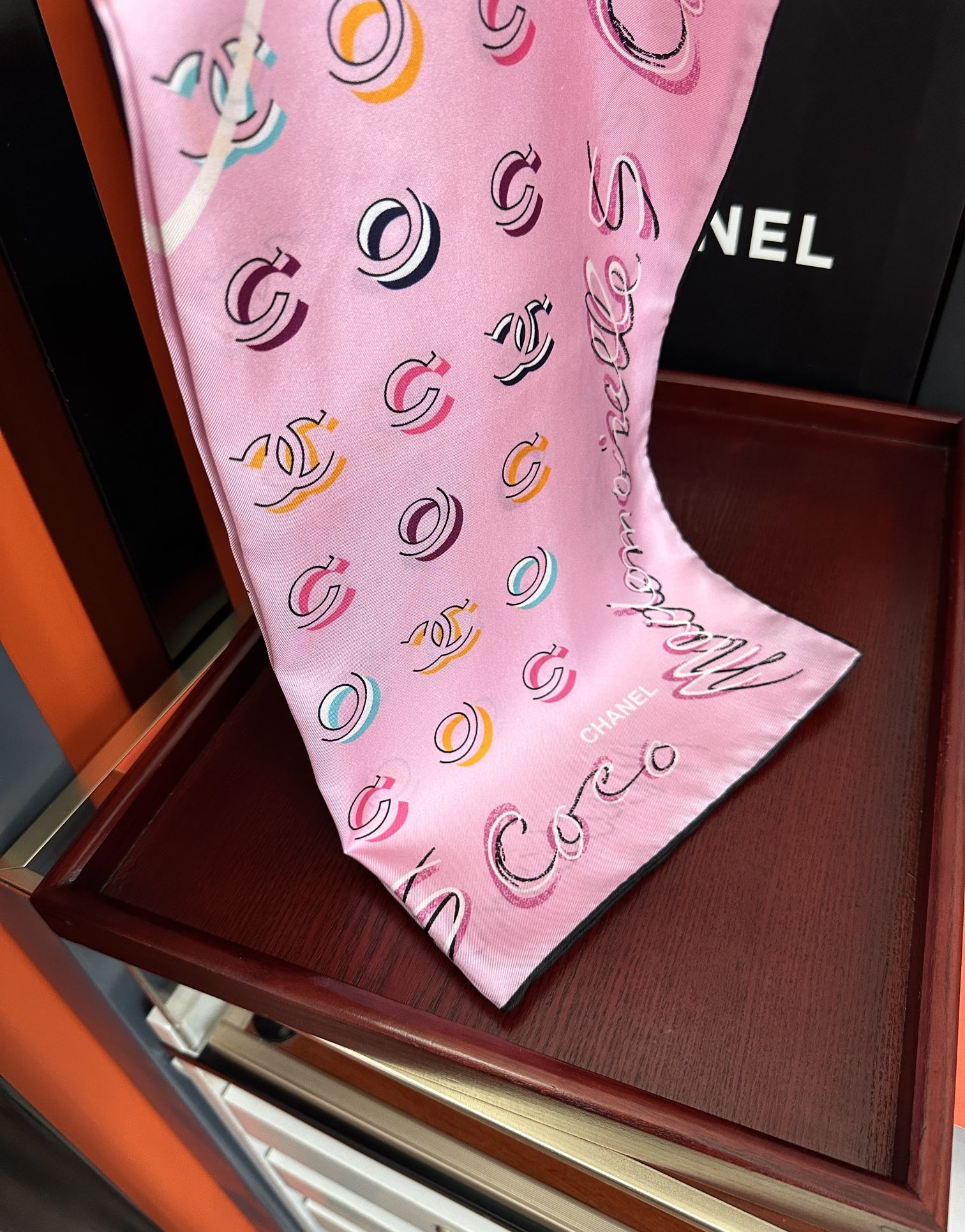 。 香奈儿 【Coco字母炫彩】官网同步庆祝工艺提花+双面数码印花搭配精致的手工卷边工艺得意质感高级且细