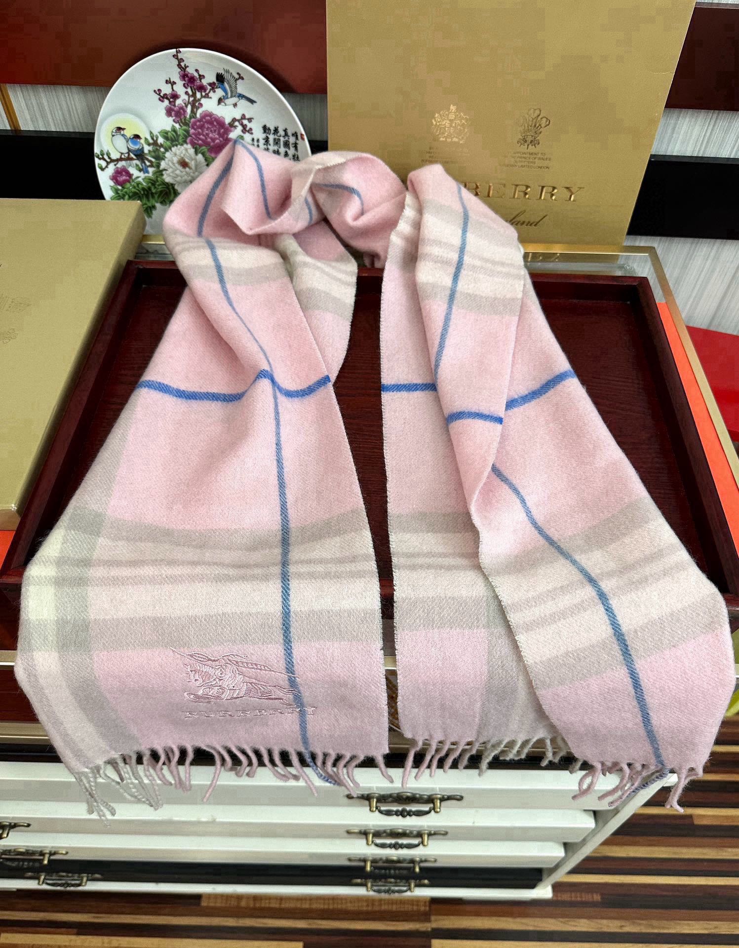 。巴宝莉2025。最新款💖【经典格子战马】男女通用情侣👫款，永不过时，上身效果非常棒👍质感醇尚的苏格兰风