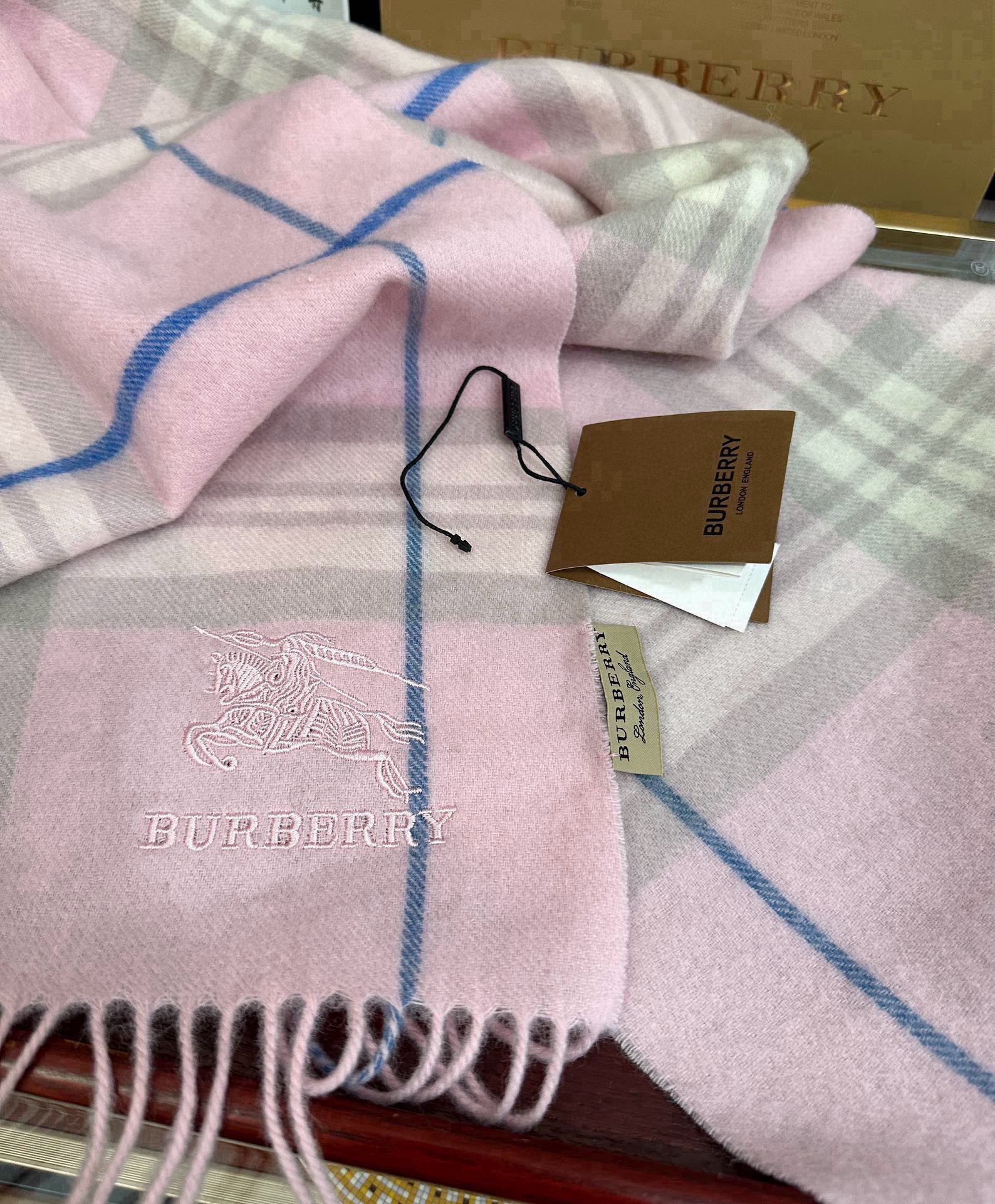 。巴宝莉2025。最新款💖【经典格子战马】男女通用情侣👫款，永不过时，上身效果非常棒👍质感醇尚的苏格兰风