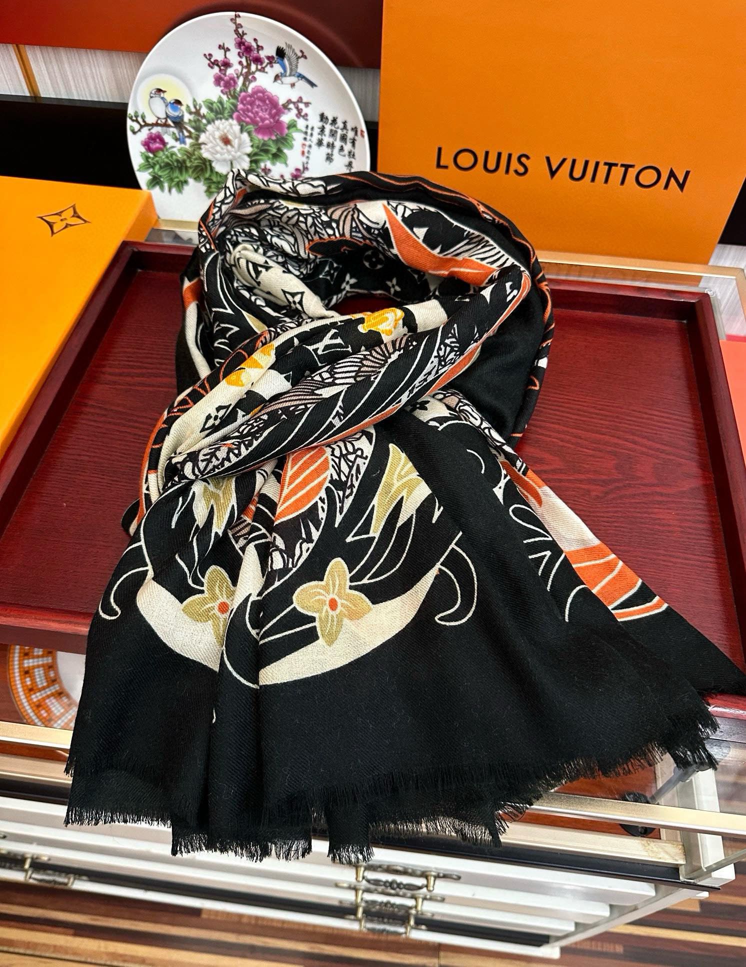 。 新款L v家 2025最新款真心赞👍【羊绒长巾】😘💍实物真心美 🎀披肩配以印花💓💃🏻无论设计喷绘都是