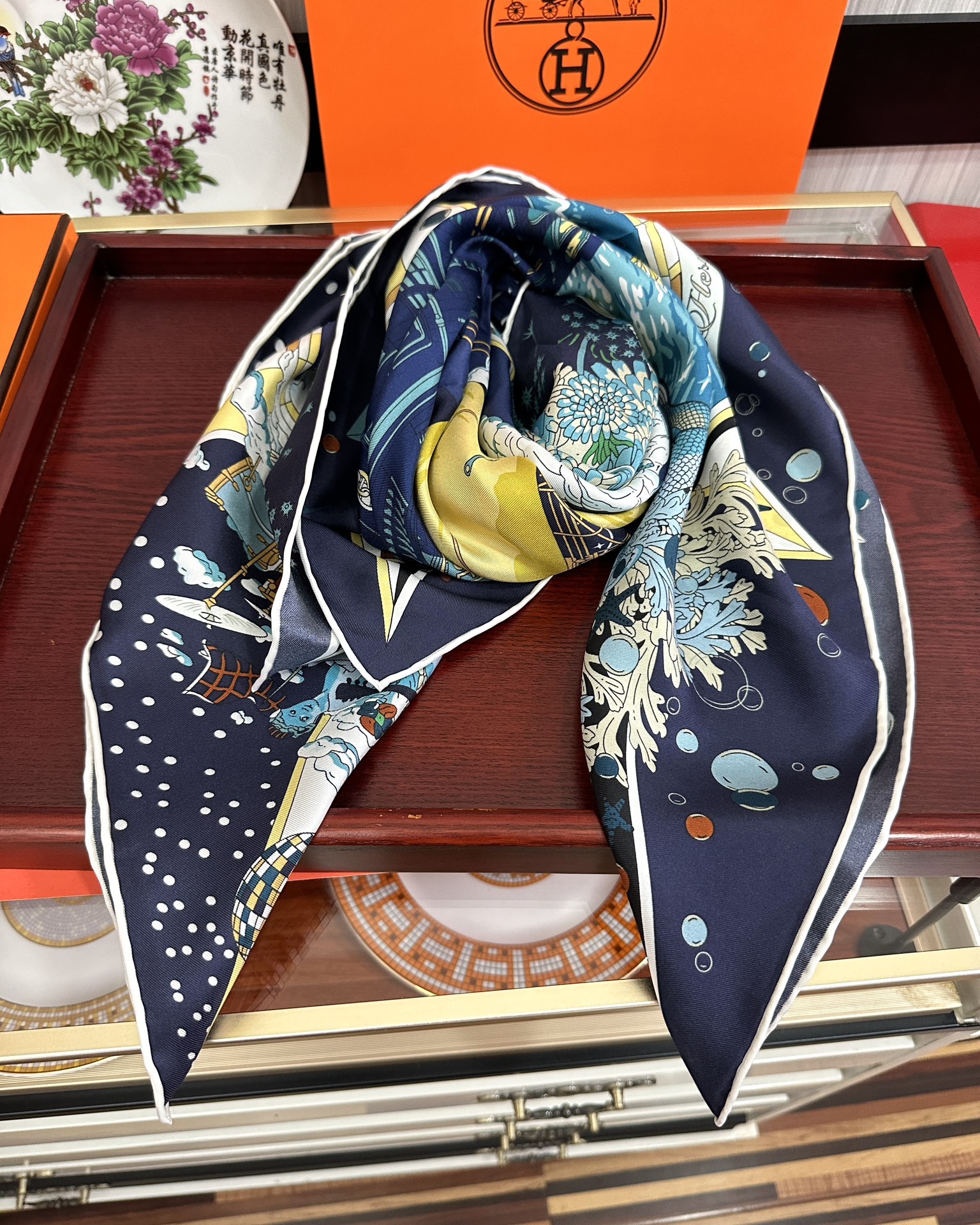 上新2025 。HERMES 重磅庆祝【爱马仕旗舰】方巾嘴唇精简时髦，品质感很显好得意好搭到上瘾的丝巾色