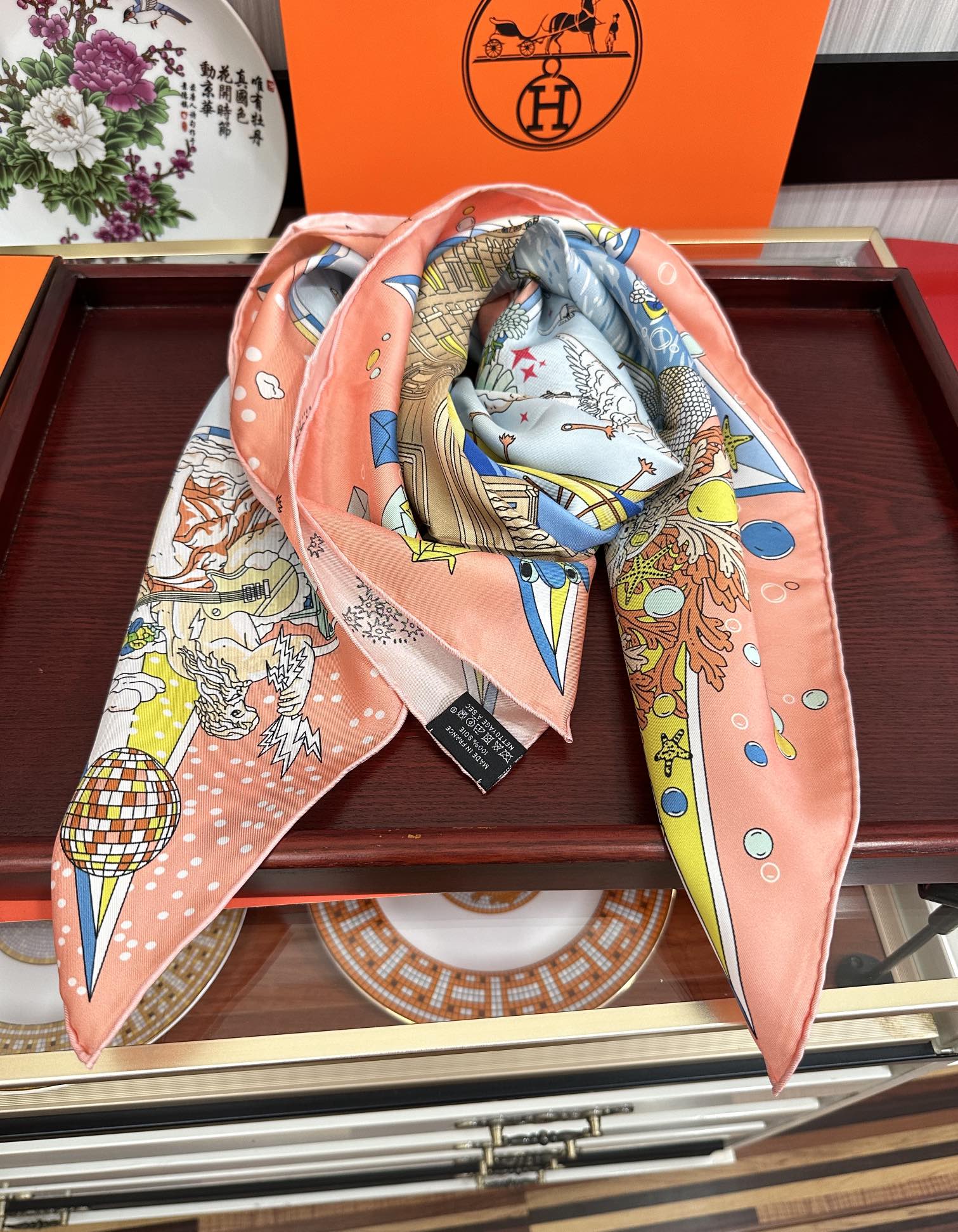 上新2025 。HERMES 重磅庆祝【爱马仕旗舰】方巾嘴唇精简时髦，品质感很显好得意好搭到上瘾的丝巾色