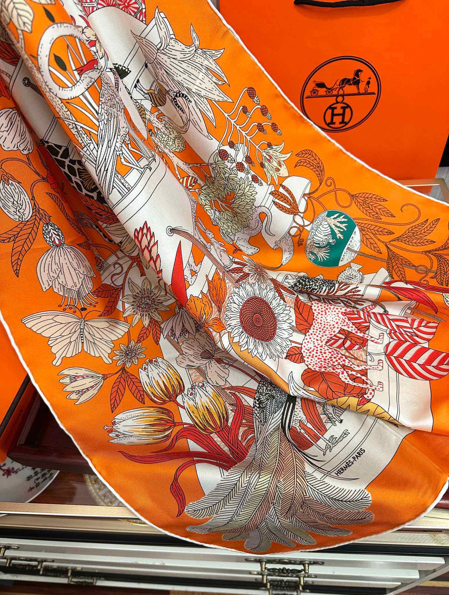 高版本。HERMES 【珍奇乐园】太阳精致卷边嘴唇品质感很显好得意好搭到上瘾的丝巾色带着不显山不露水的简