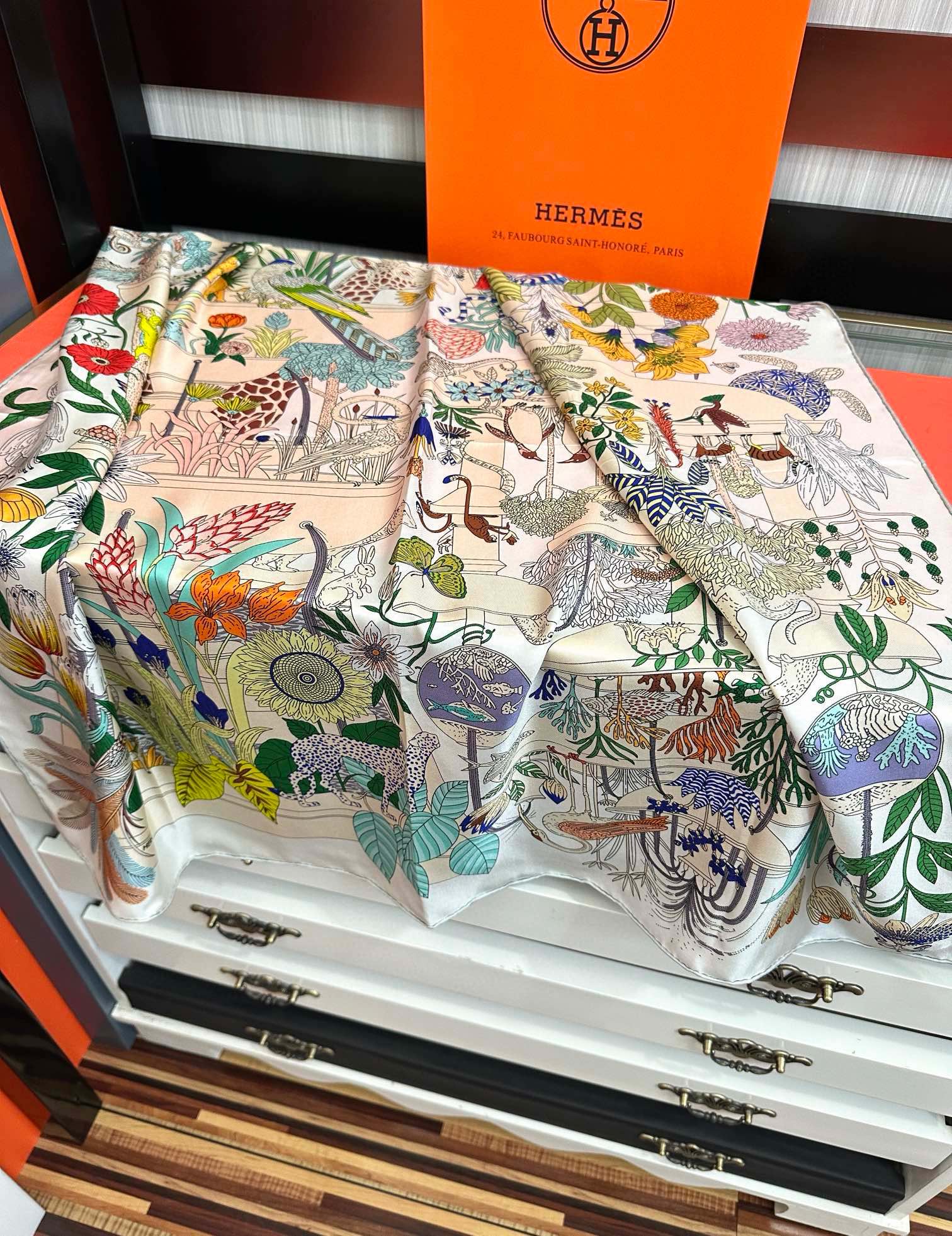 高版本。HERMES 【珍奇乐园】太阳精致卷边嘴唇品质感很显好得意好搭到上瘾的丝巾色带着不显山不露水的简