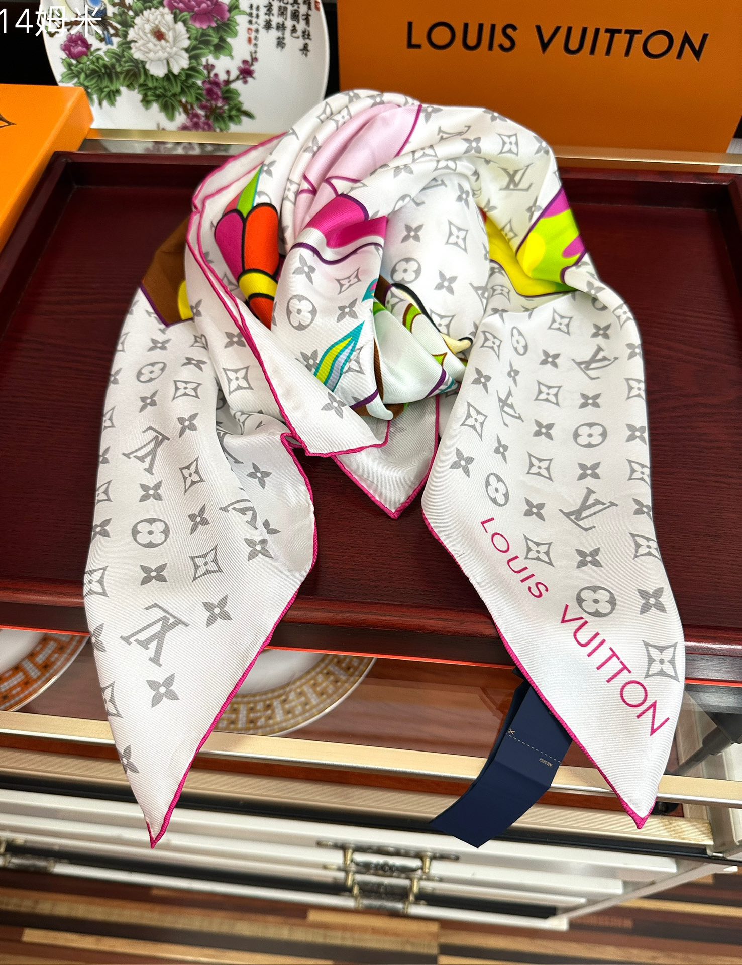 。 2010上新 LV 官网同步👍太美了庆祝Flower And StraPs 真丝方巾以瞩目笔触彰显雅