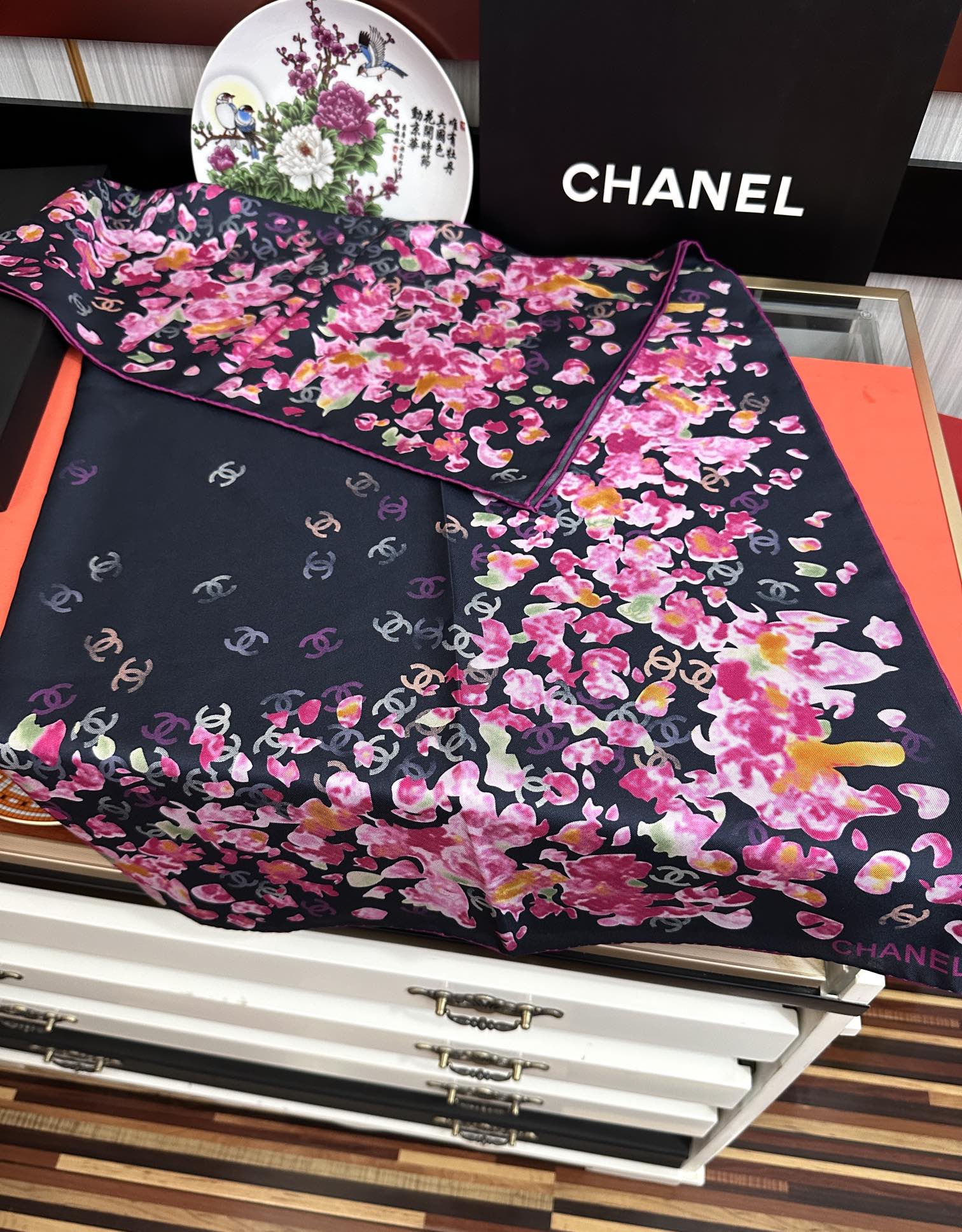  。香奈儿 【CC花卉】官网同步 薰衣草紫💜其繁花设计和晕染手法展现了典雅与浪漫的气质得意彩色字母的点缀
