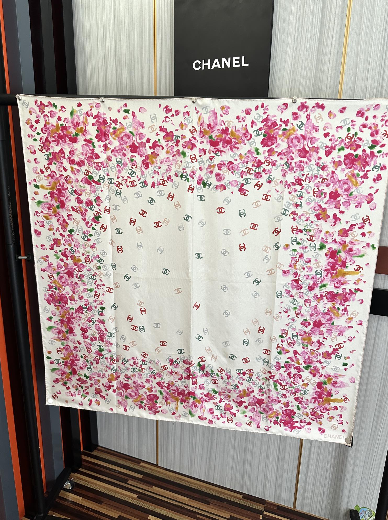 。香奈儿 【CC花卉】官网同步 薰衣草紫💜其繁花设计和晕染手法展现了典雅与浪漫的气质得意彩色字母的点缀